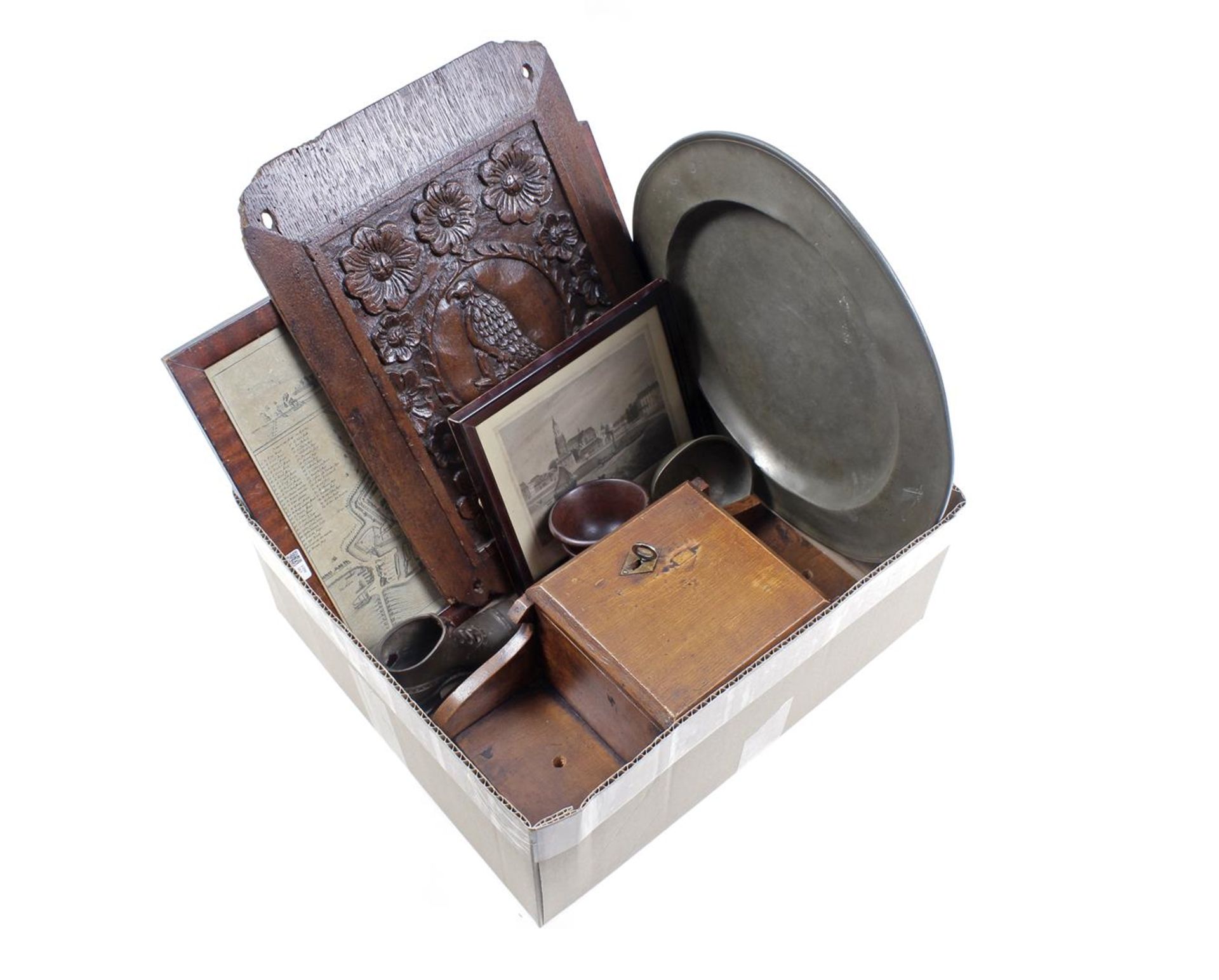 Box with antique pewter dish, oak panel, 2 wall decorations from Arnhem