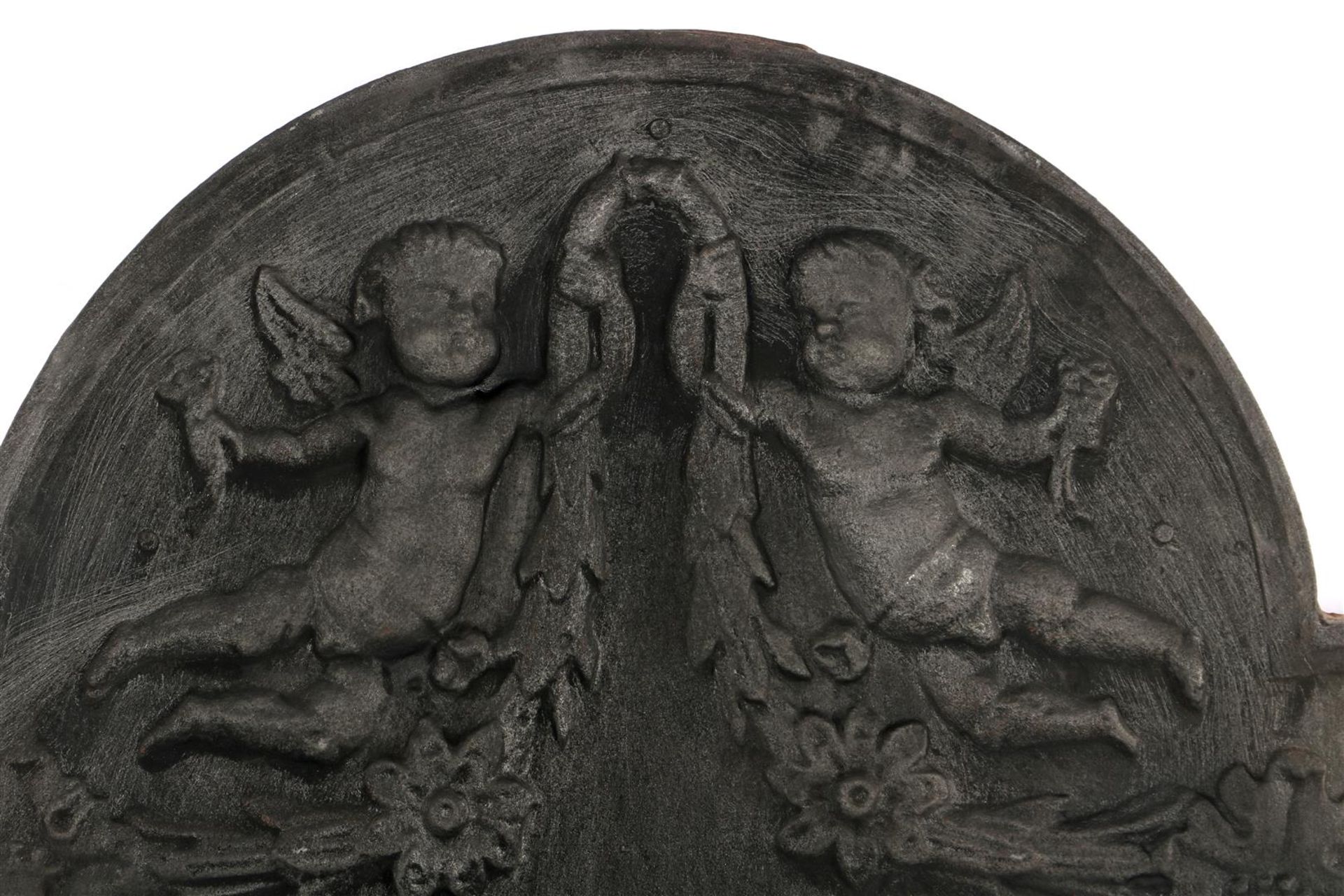 Large cast iron fireback with 2 cherubs - Image 3 of 3