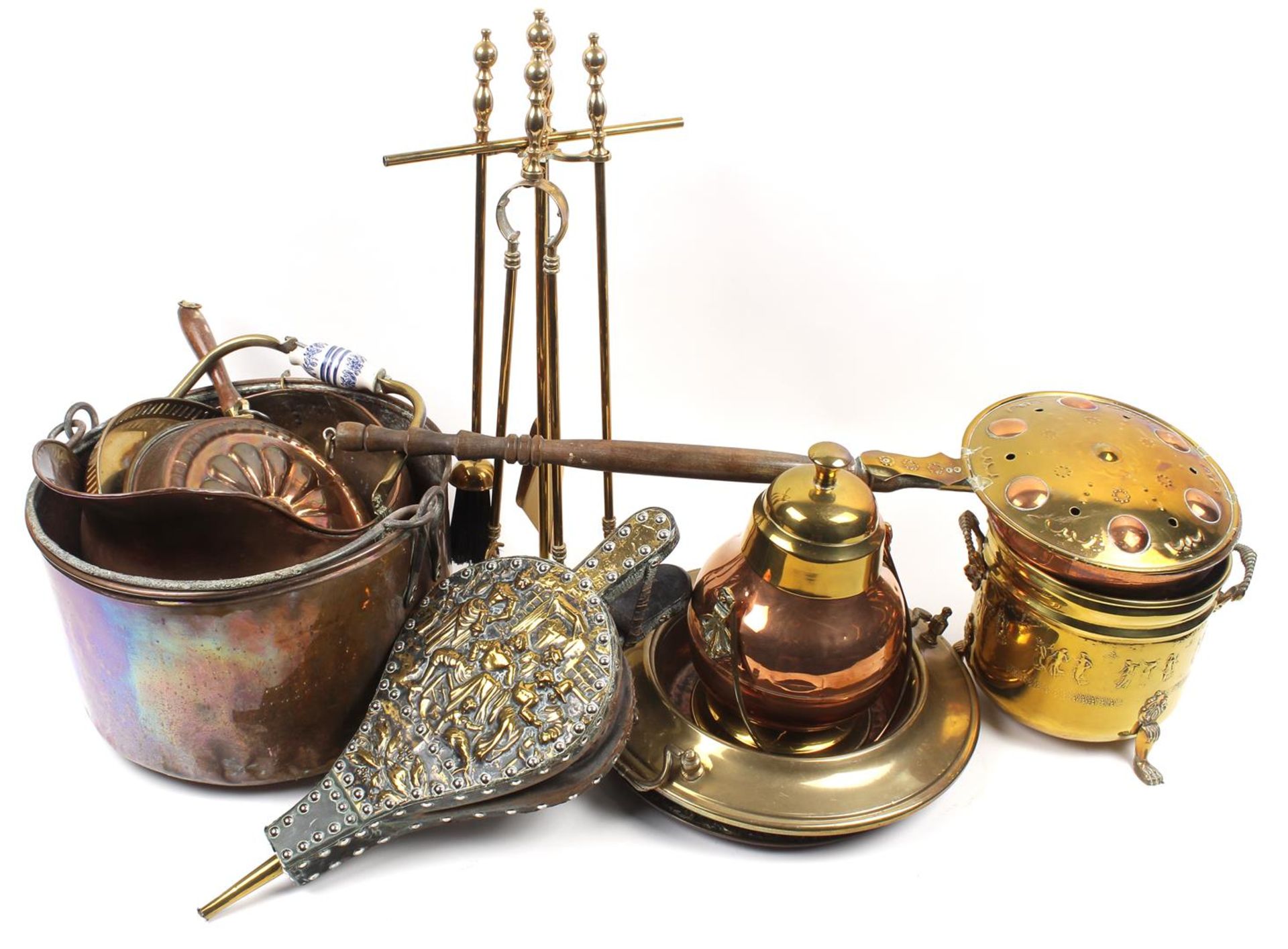 Lot with various brassware and bellows