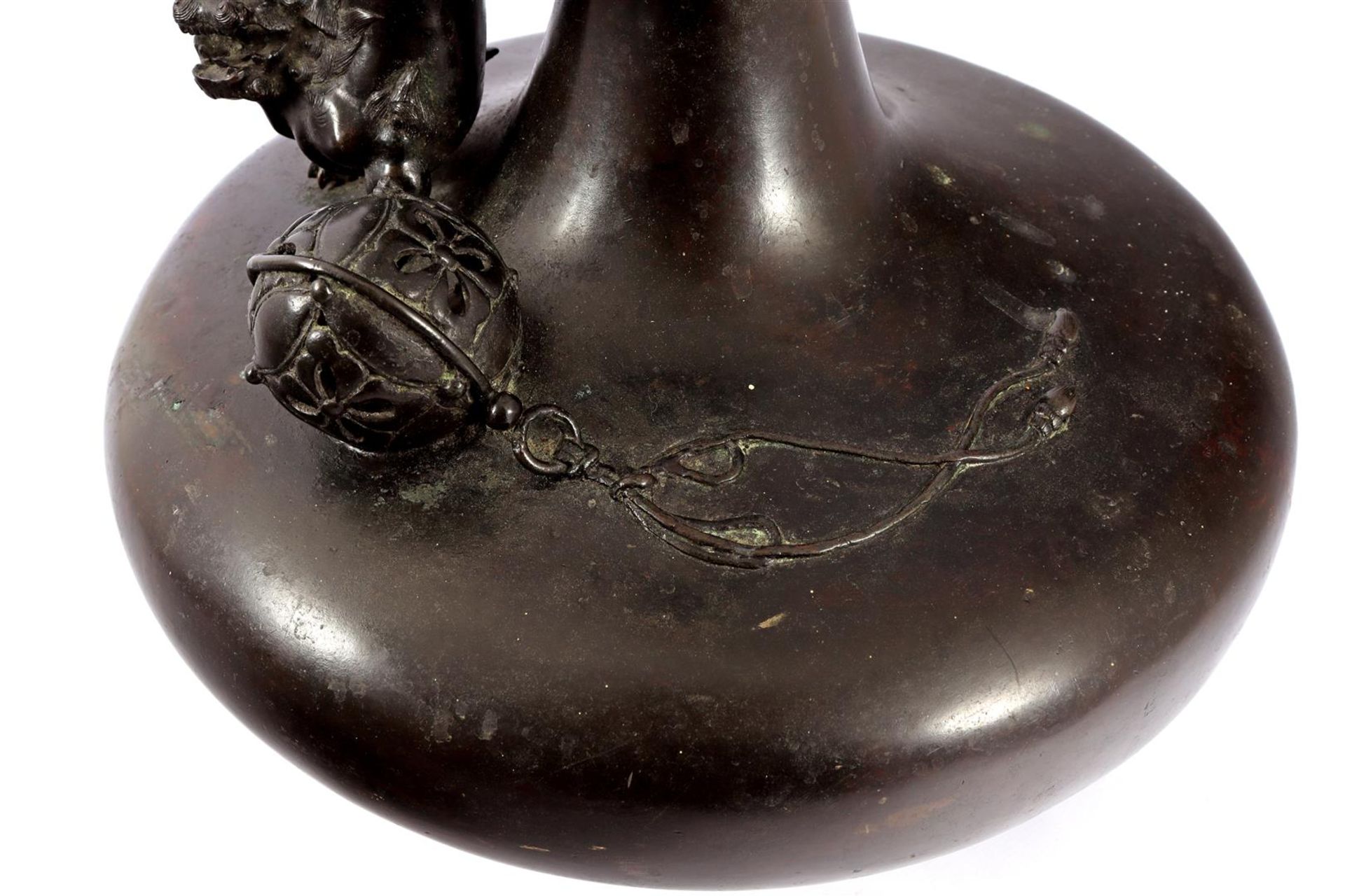 Japanese bronze vase on which standing - Bild 2 aus 8