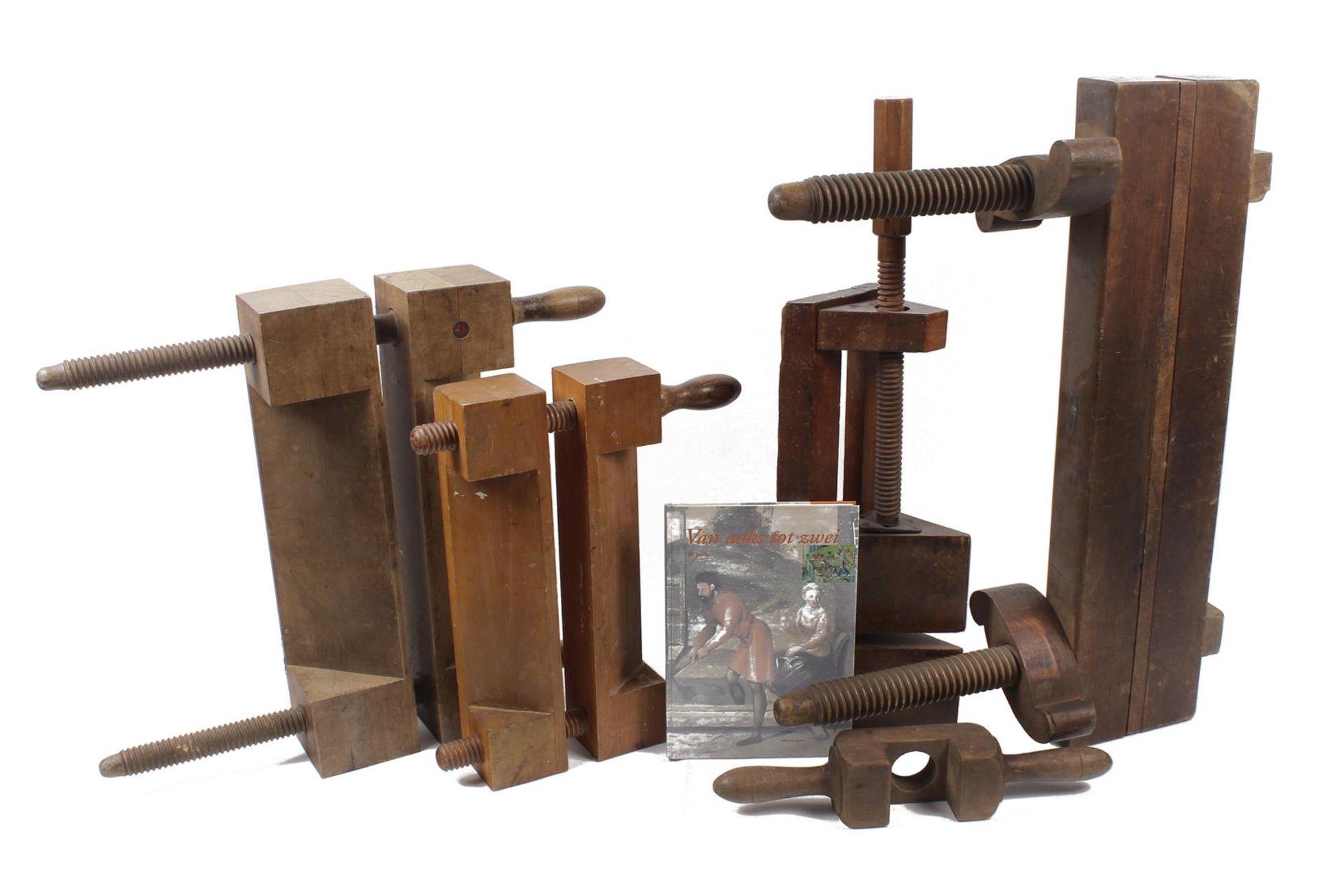 4 wooden presses