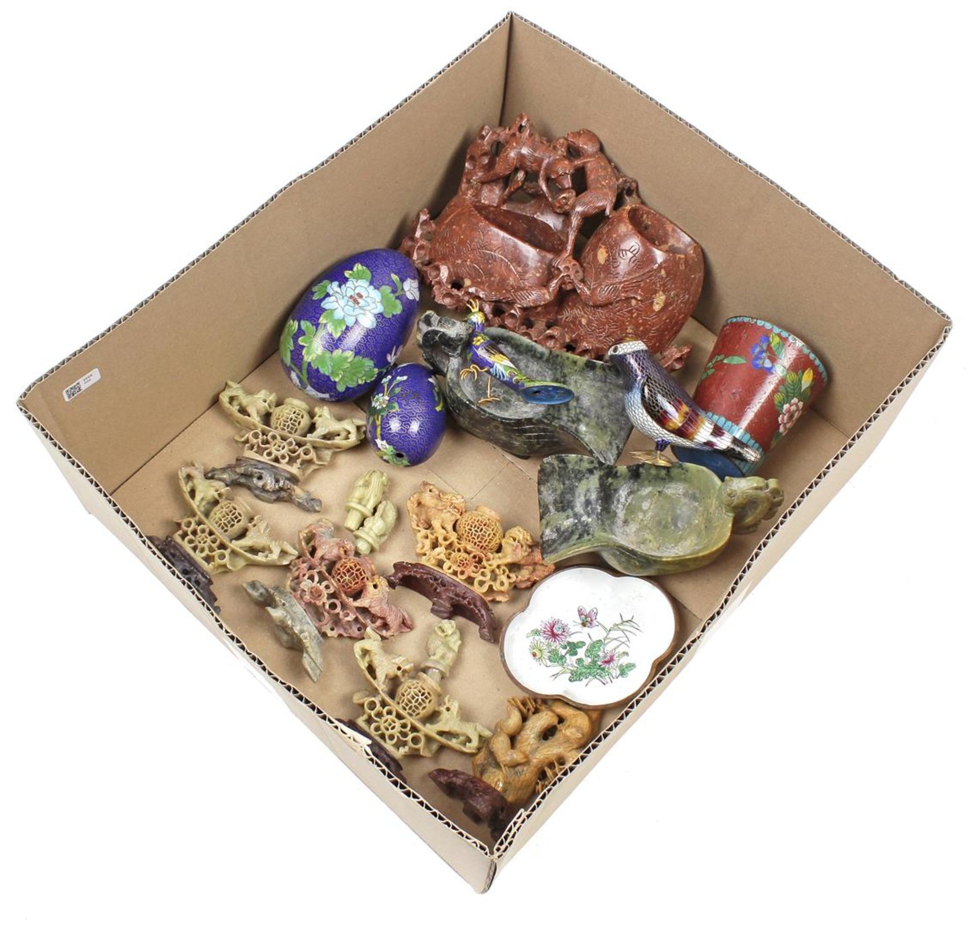 Box b.u. various soapstones and cloisonne objects