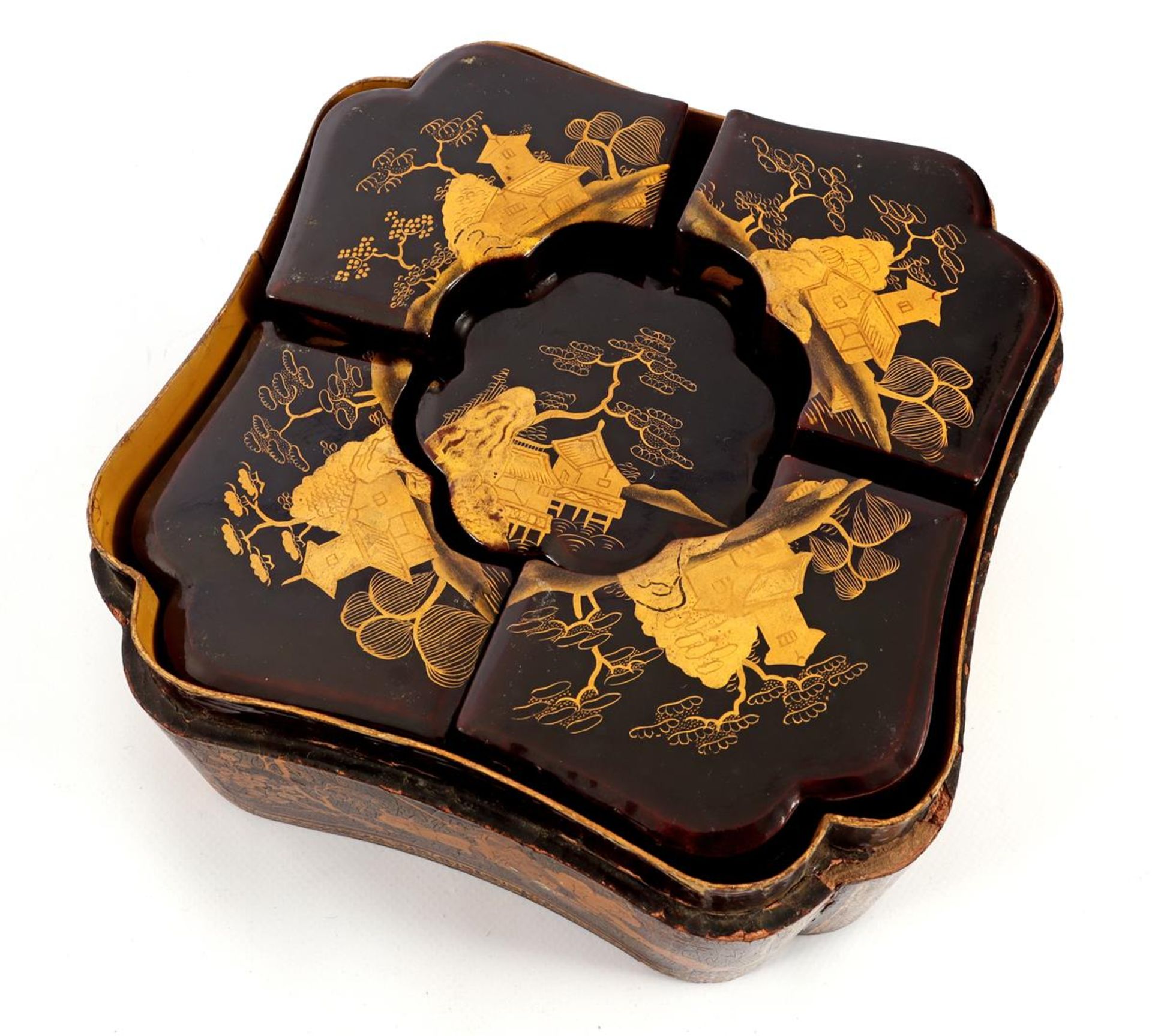 Chinese lacquer box with decoration in gold leaf - Image 3 of 4