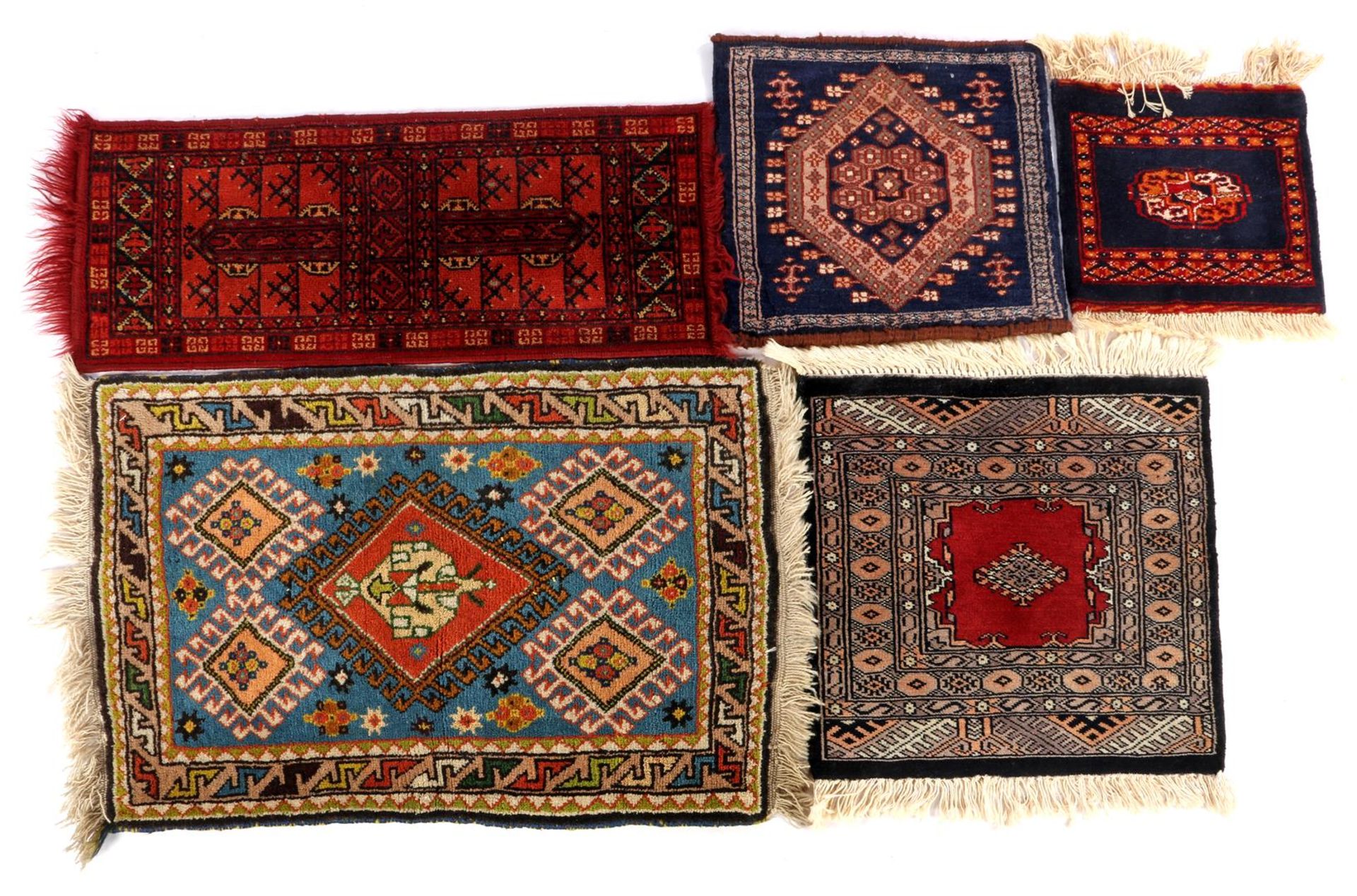 5 Wool rugs with oriental décor