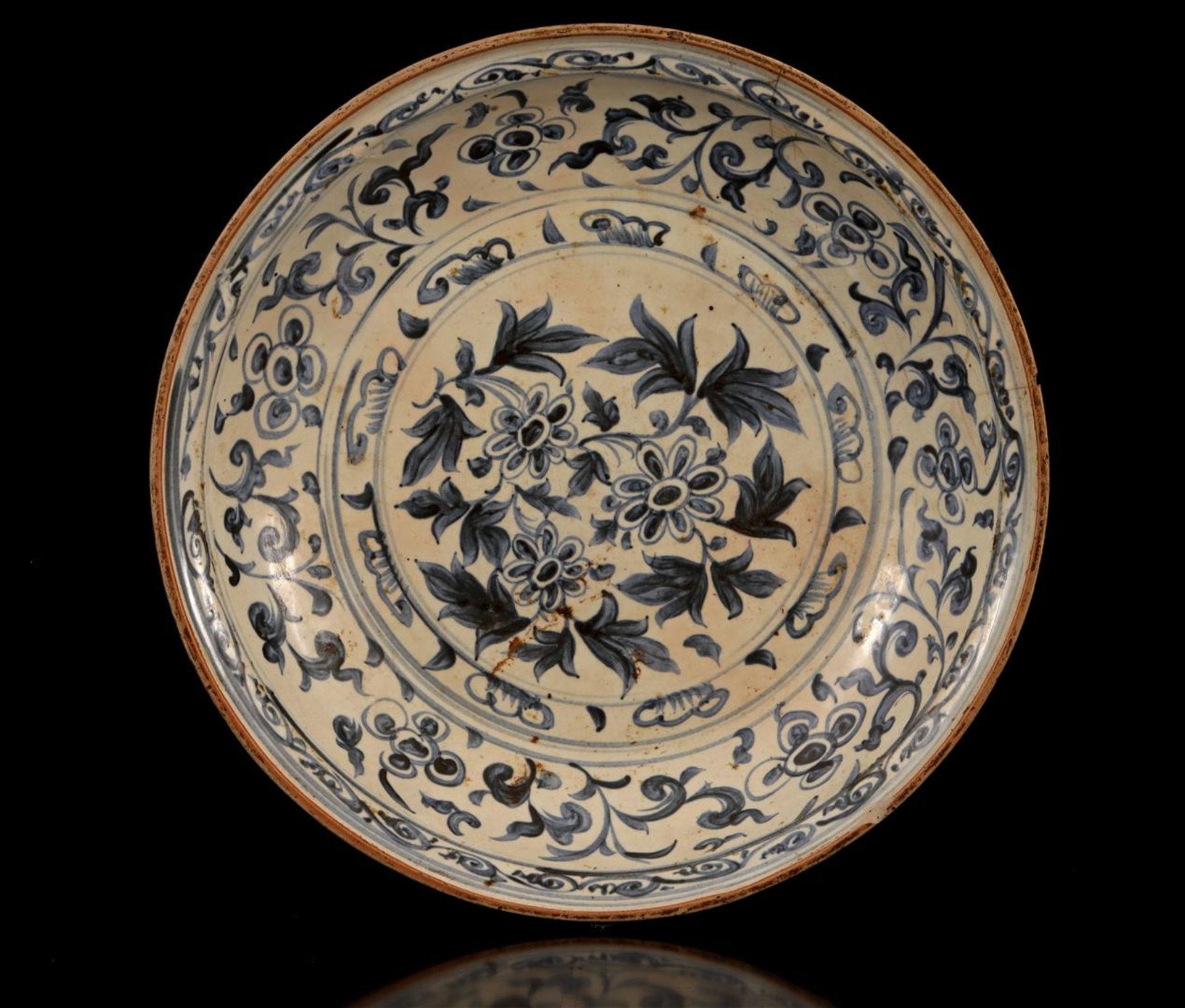 Chinese porcelain Swatow dish with floral decoration