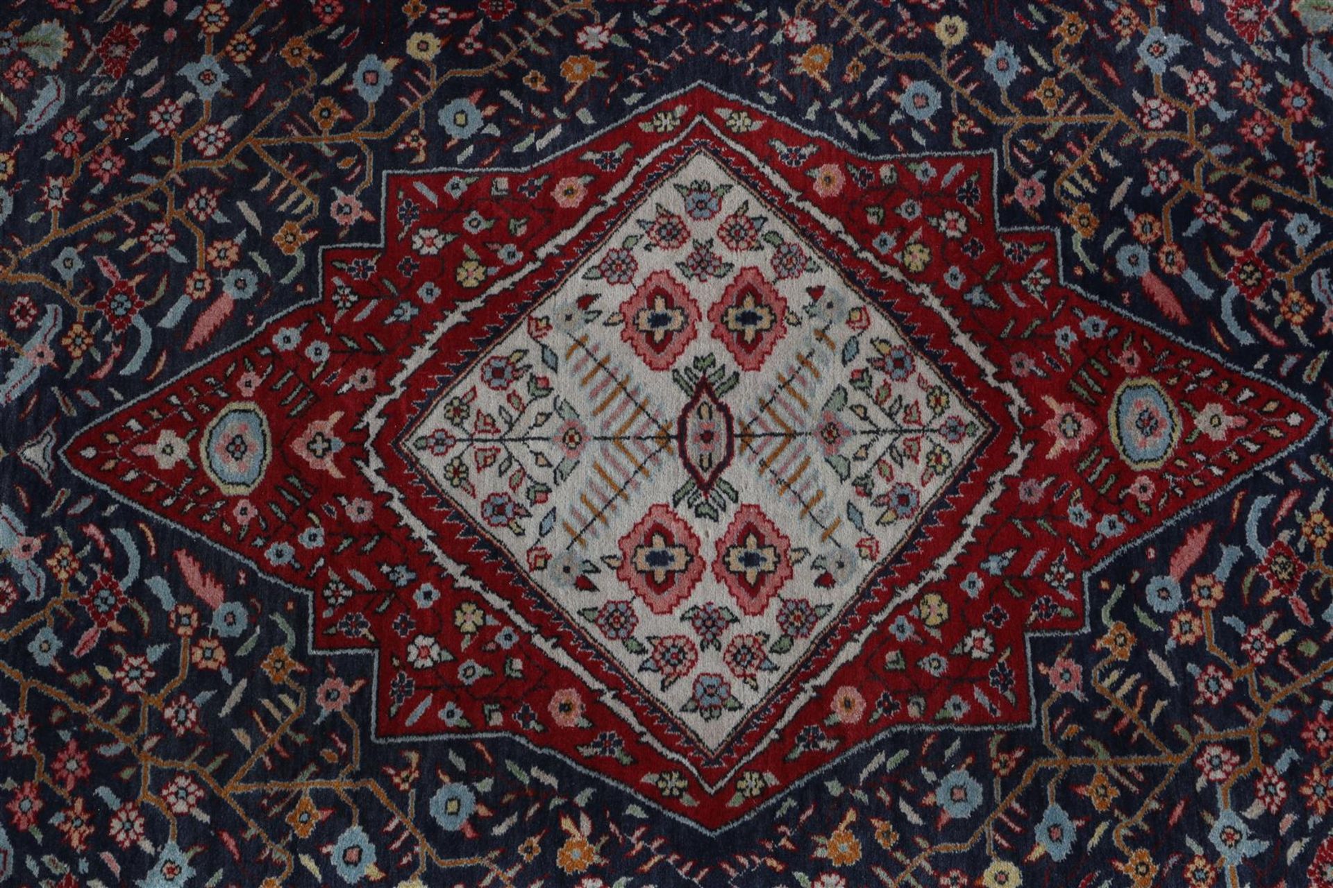 Hand-knotted carpet with Oriental décor - Bild 4 aus 4