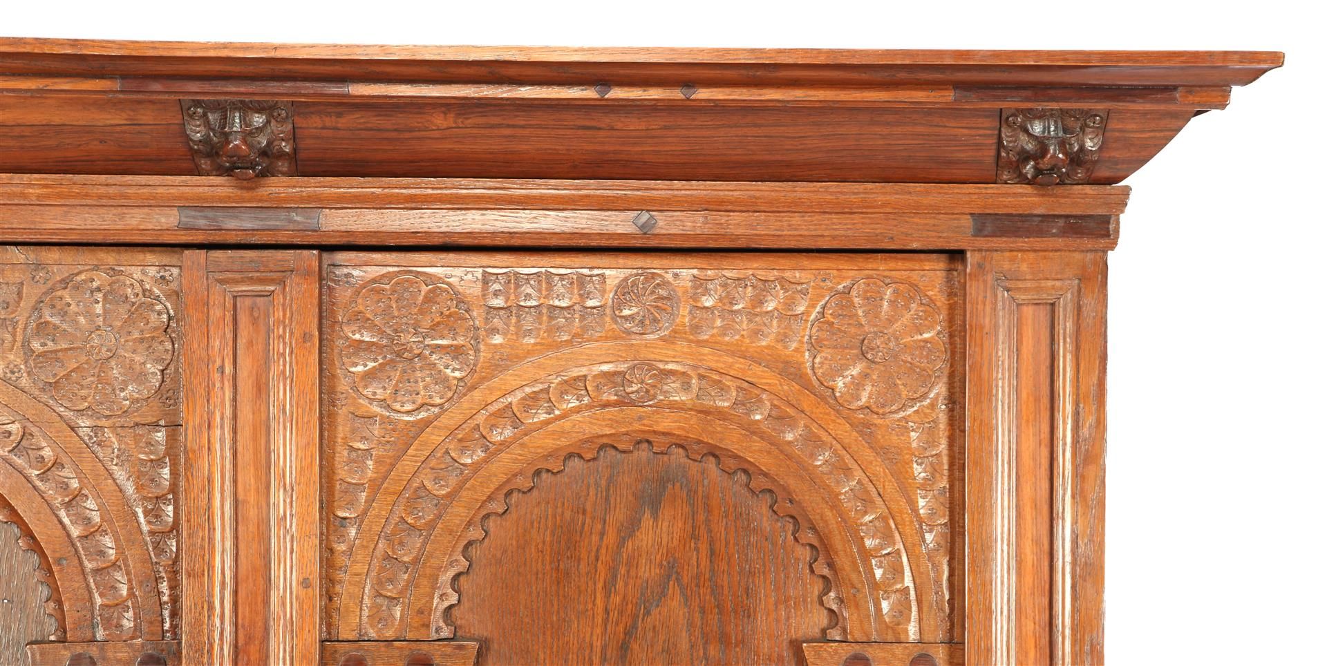 Solid oak 2-door gate cabinet - Image 2 of 2