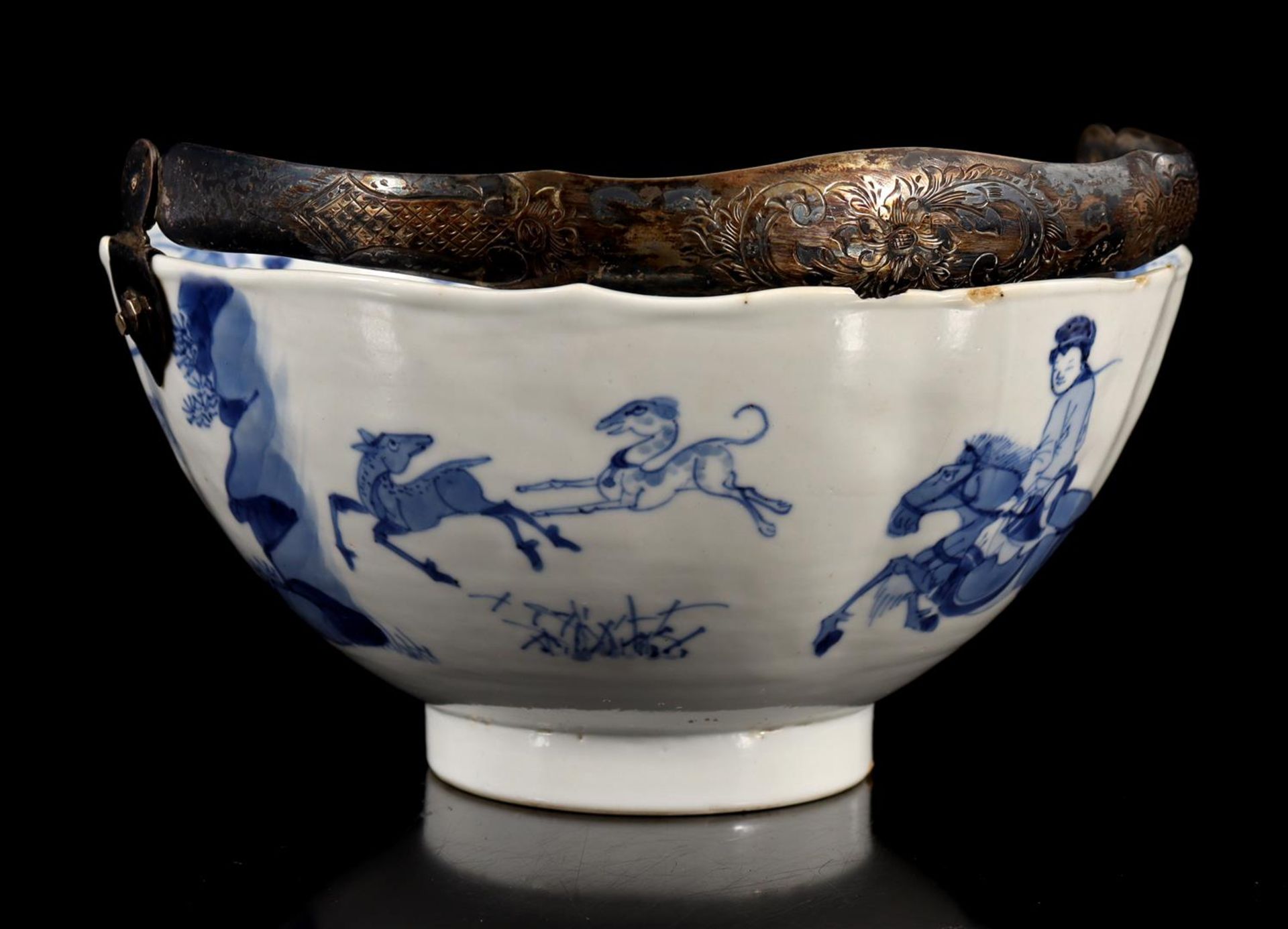 Chinese porcelain lobed bowl with images of hunters - Bild 3 aus 3