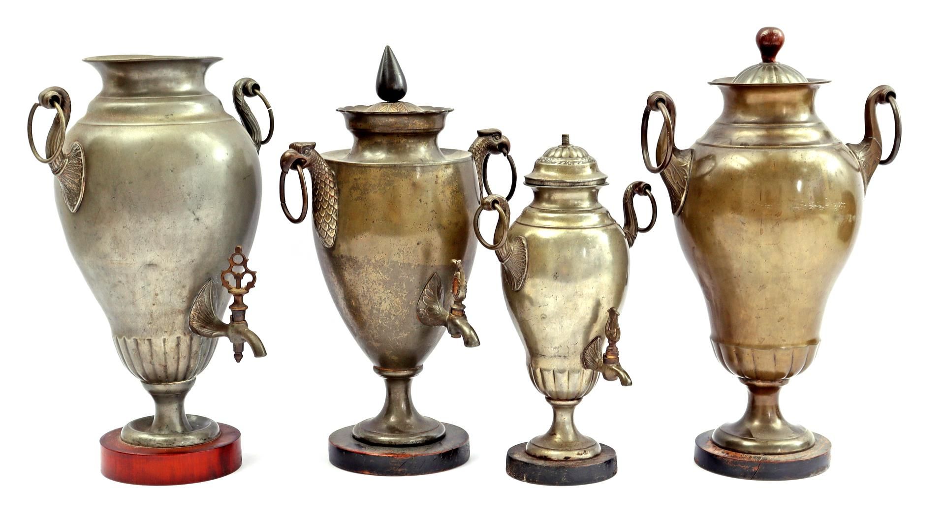 4 antique tin tap jugs 36-42 cm high (1 lid missing