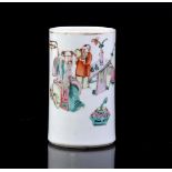 Chinese porcelain brush pot with polychrome depiction of figures, 20th century 11.5 cm high, 7 cm