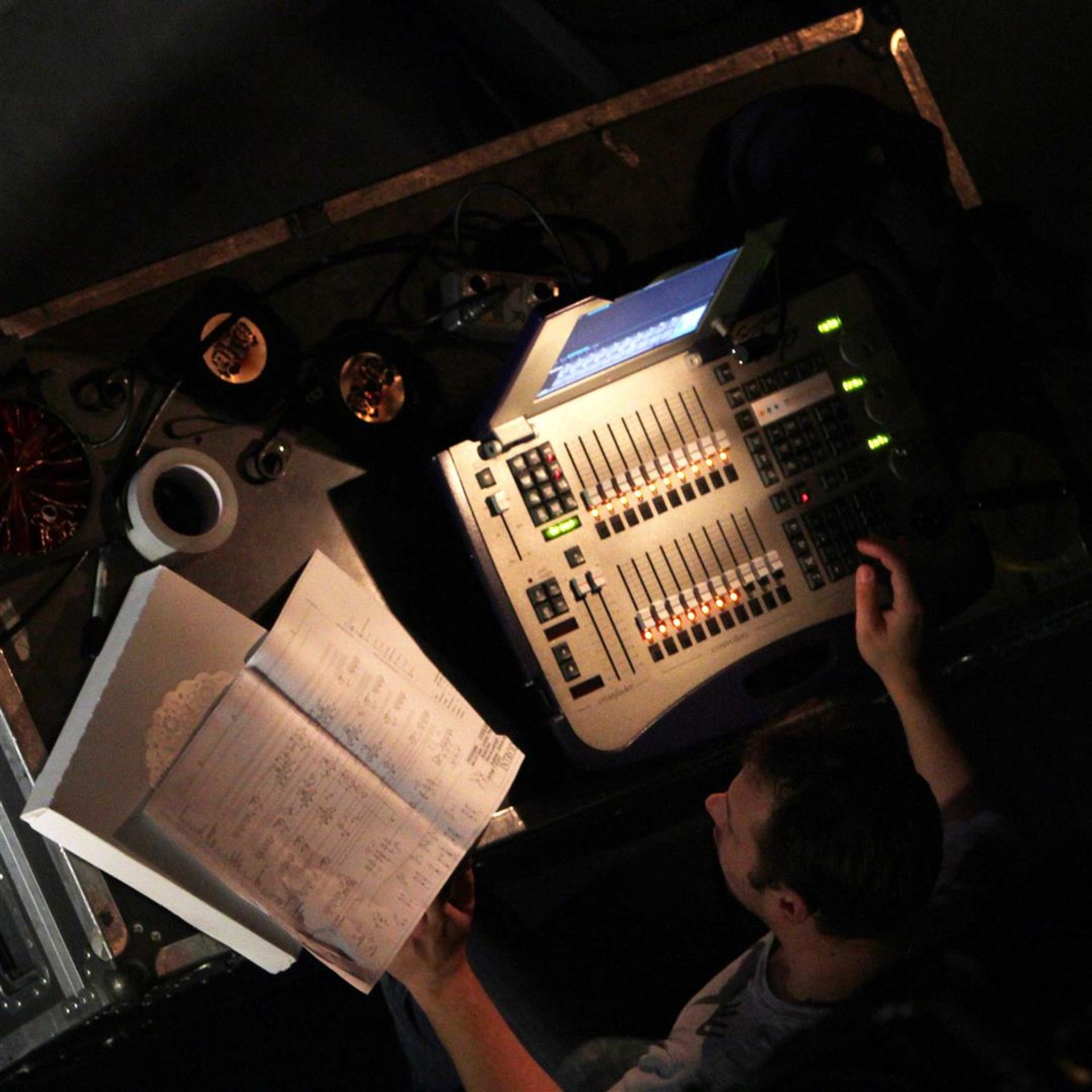 A day spent with the technicians in the theater - Image 5 of 5