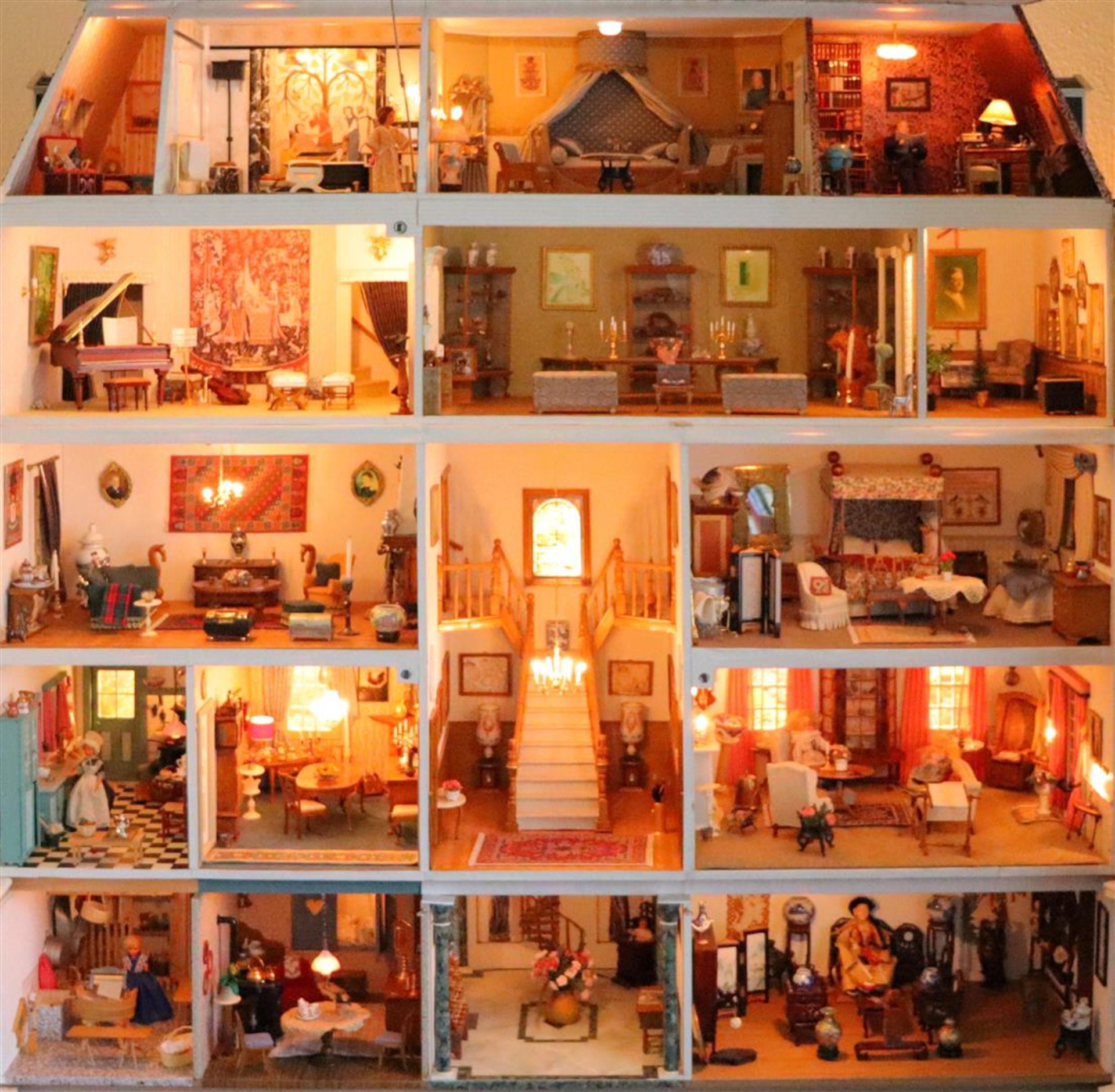 Dollhouse De Kettenborgh by Mrs. J C Wirix Kettenborg - Bild 99 aus 106