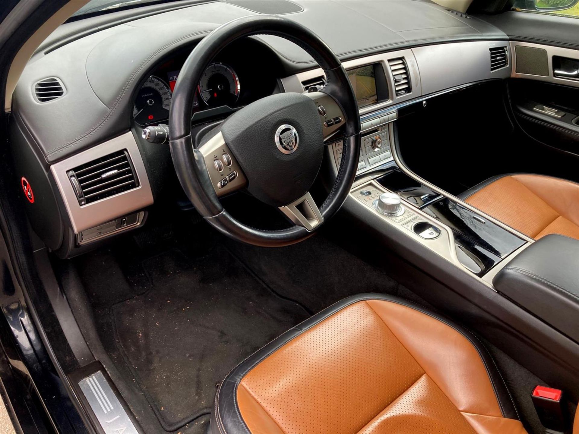 Passenger car Jaguar XF - Image 11 of 16