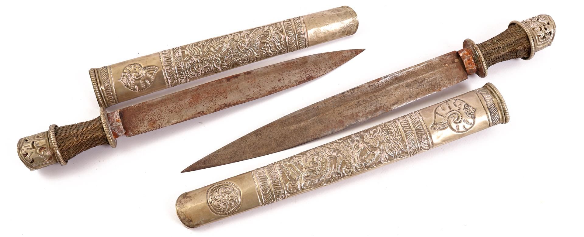 2 metal Asian daggers in richly decorated metal sheaths, total 34 cm and 40 cm long