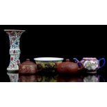Lot of Chinese porcelain, 20th century, including vase with polychrome floral decoration 21.5 cm hig