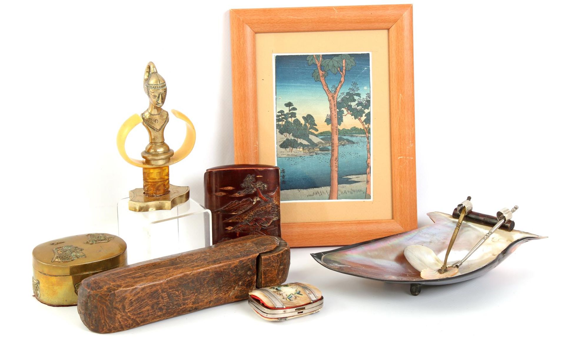Lot with Asian wooden brush box 18 cm long, wall decoration 13x8 cm, shell dish with 2 spoons 19x15