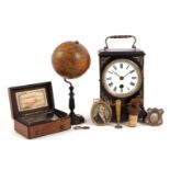 Lot consisting of a table clock 18.5 cm high (needs to be checked), mahogany veneer music box 11x8 c