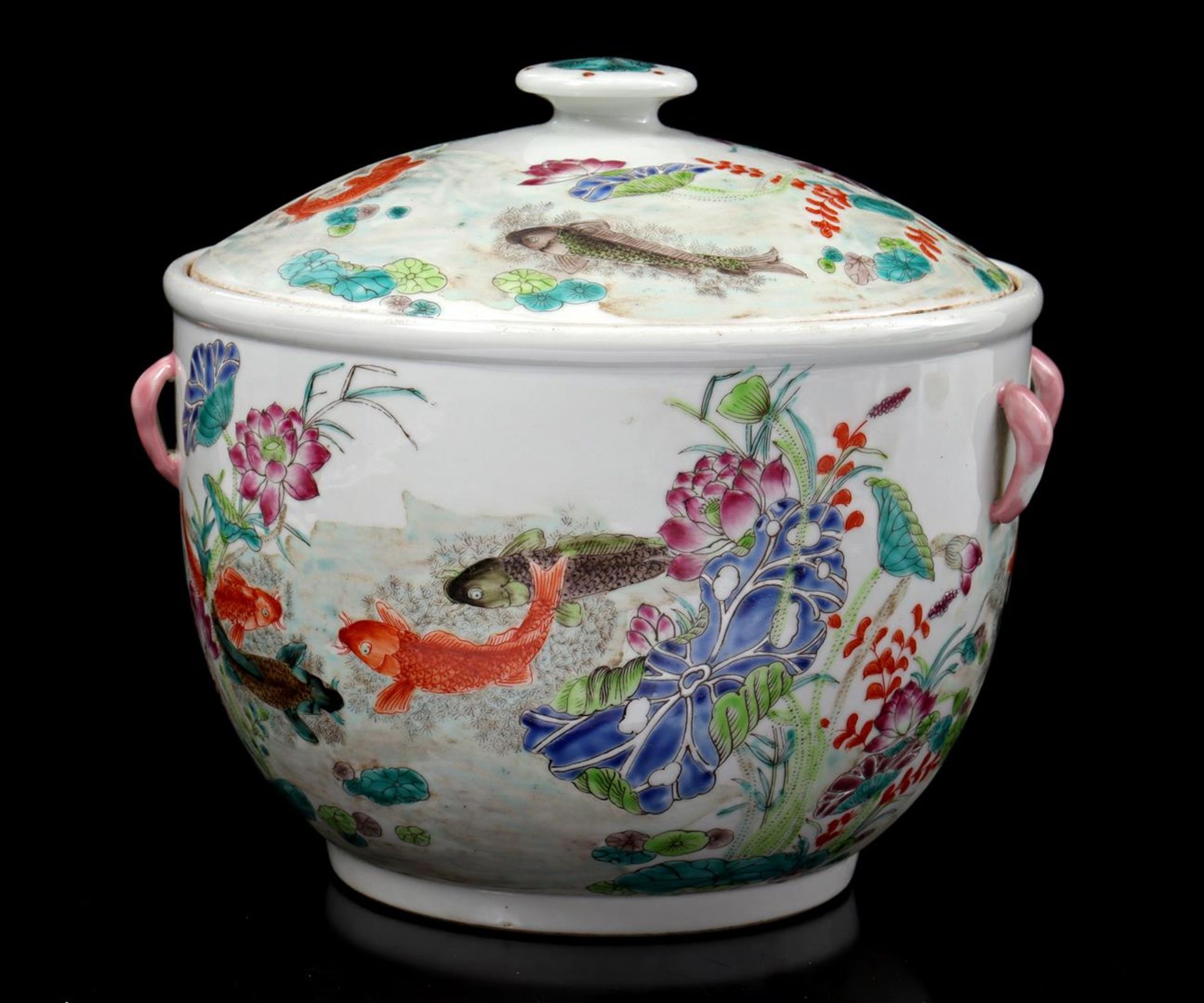 Oriental porcelain pot with lid decorated with flowers and fish, 23 cm high - Image 4 of 5