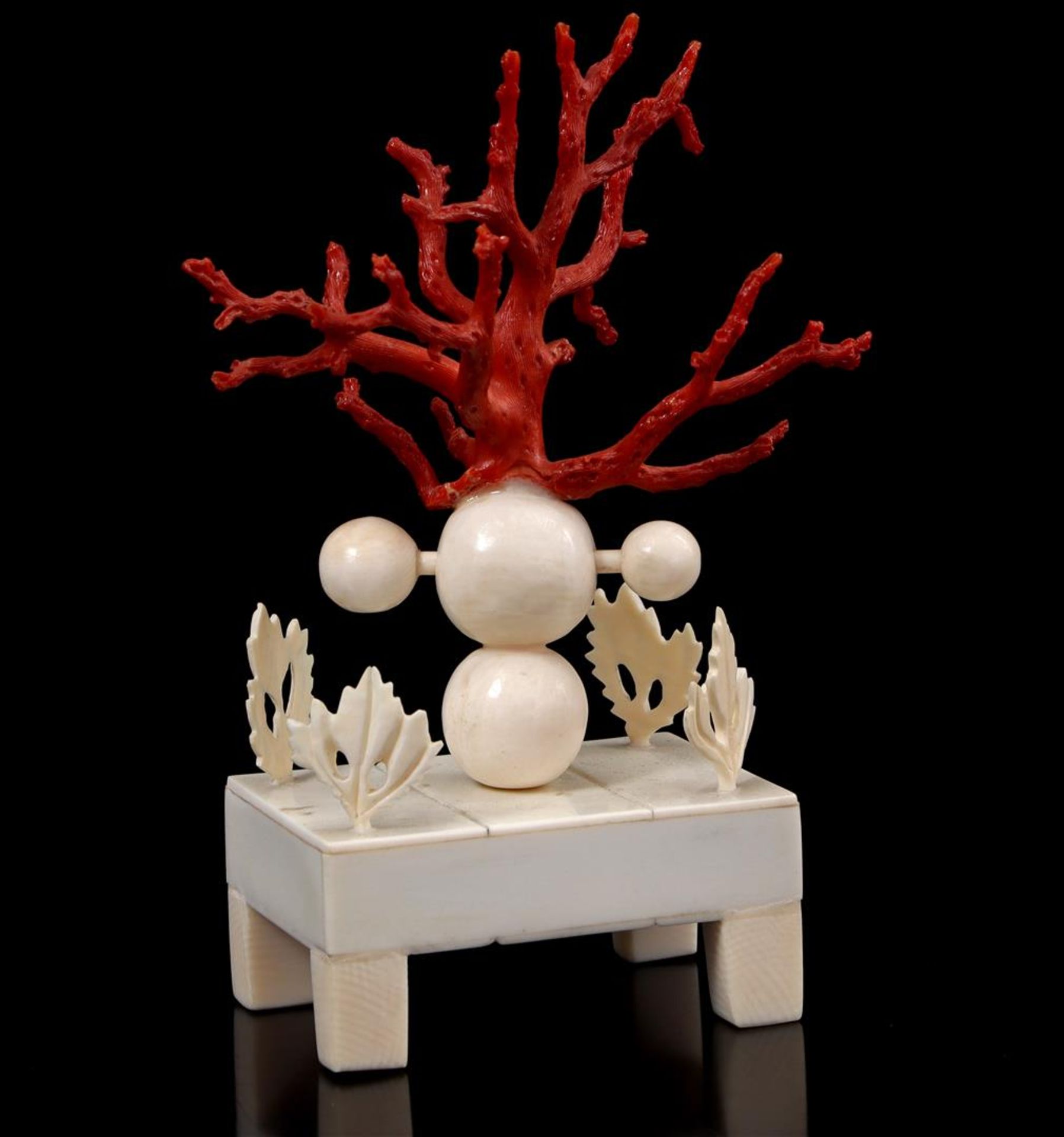 Ivory decorative object of a table with ornaments at the corners with 2 spheres of colored coral, Ch