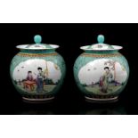 2 green glazed ginger jars with Chinese decoration, 20th century, 20 cm high (chip and hairlines)