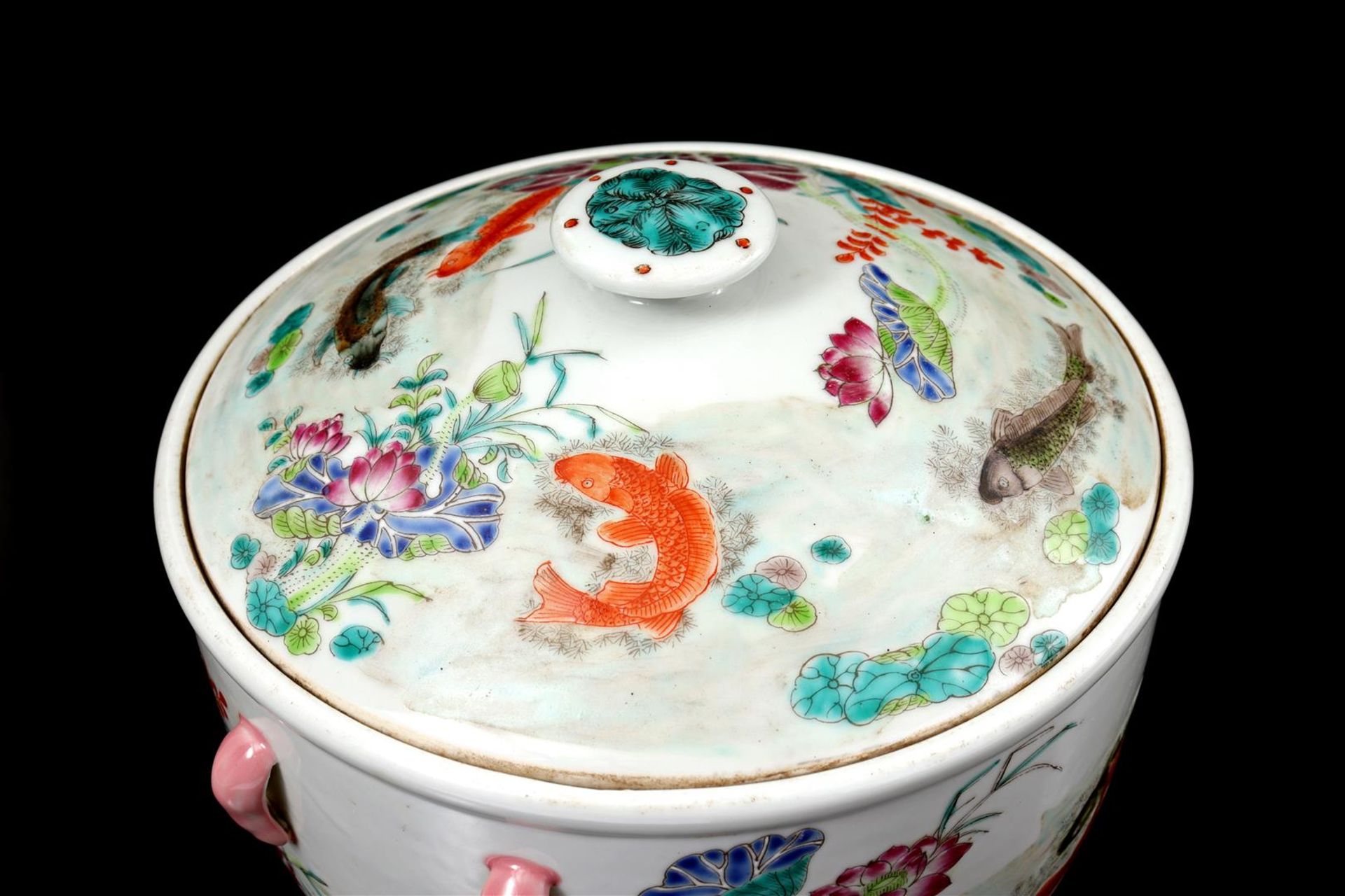 Oriental porcelain pot with lid decorated with flowers and fish, 23 cm high - Image 3 of 5