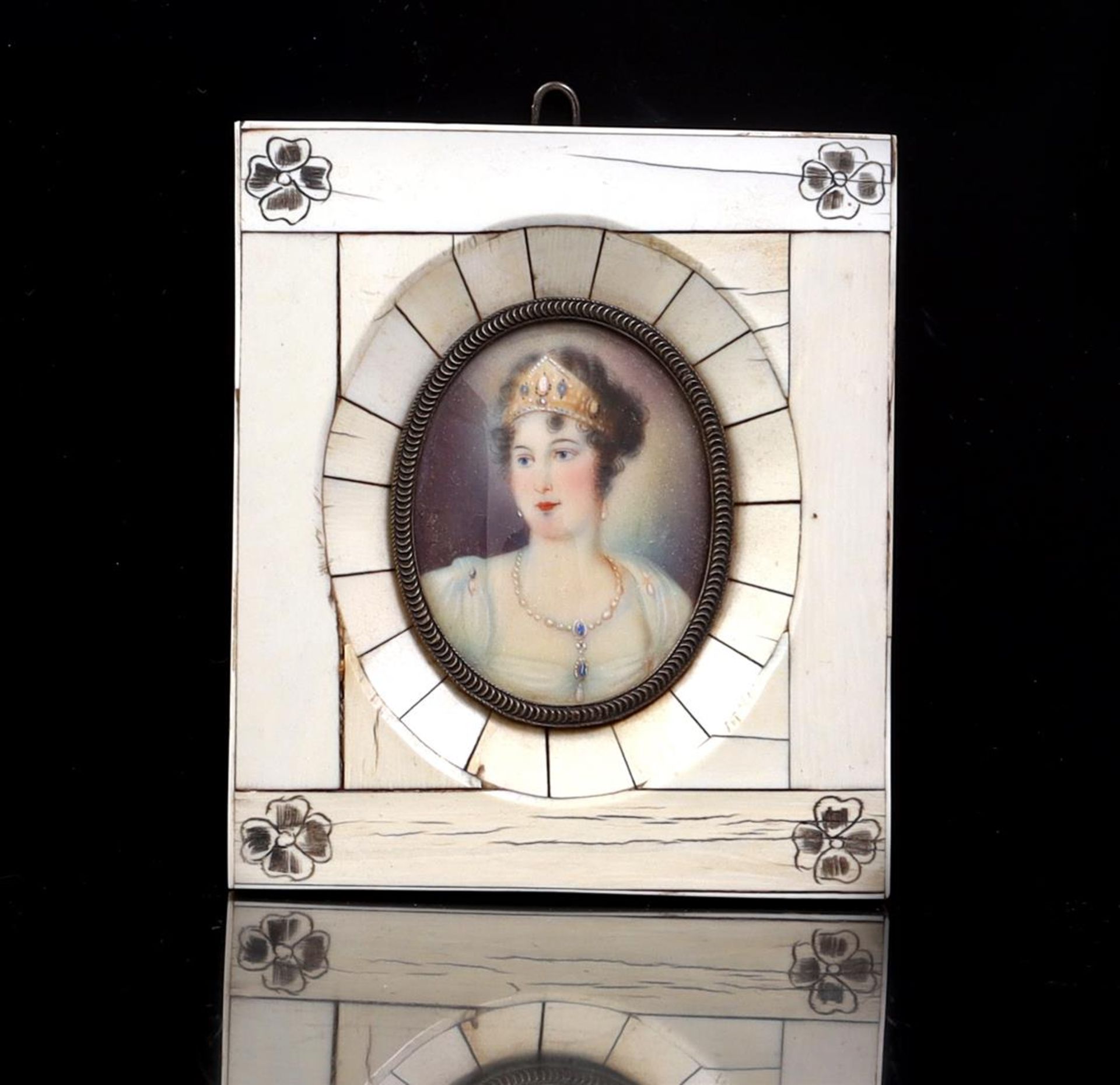 Oval portrait of a posing lady 5x4 cm, in ivory frame, around 1900, outer dimensions 10.5x9 cm, with
