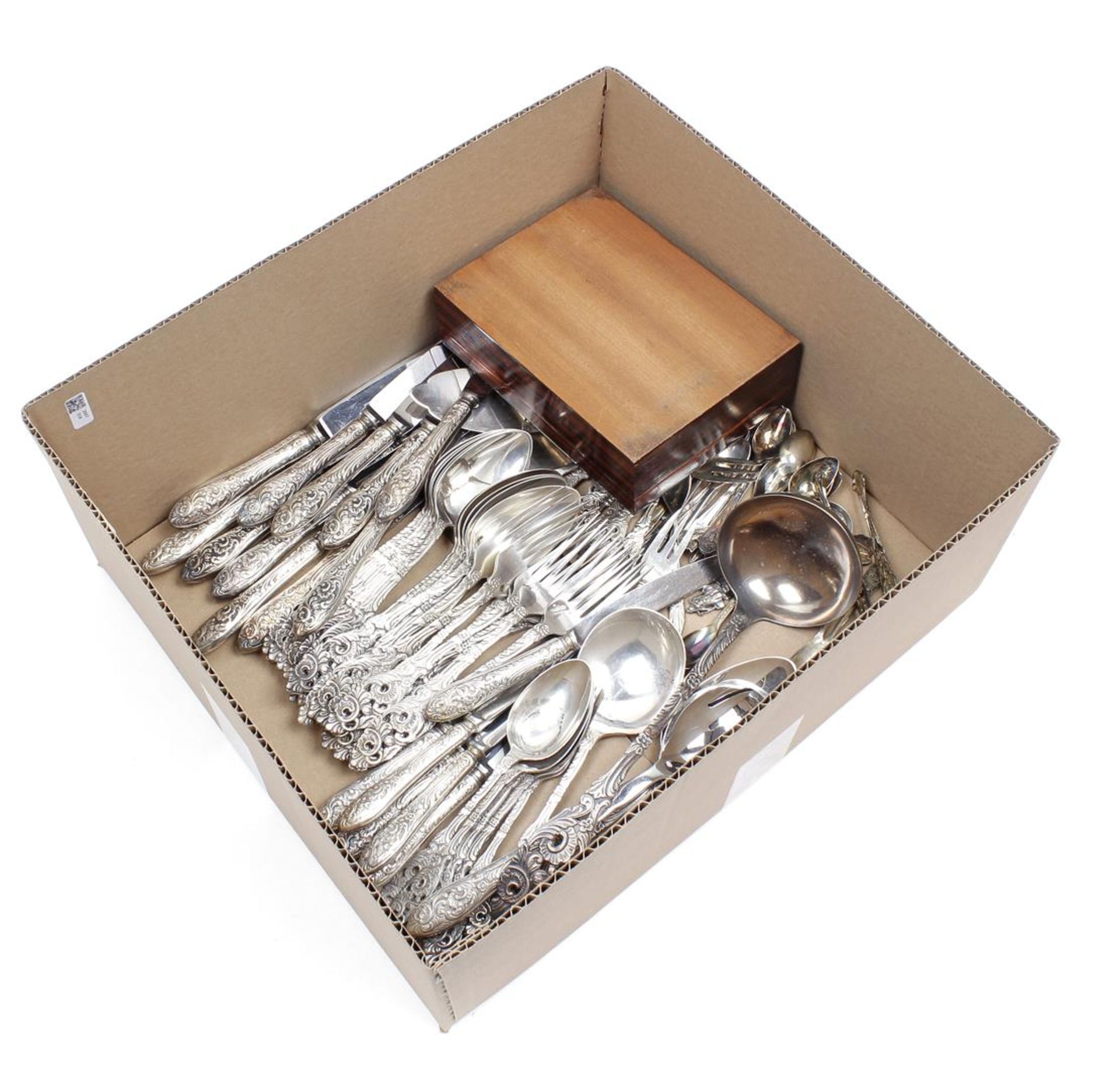 Box with Gero design Georg Nilsson plate cutlery, tobacco box and various spoons