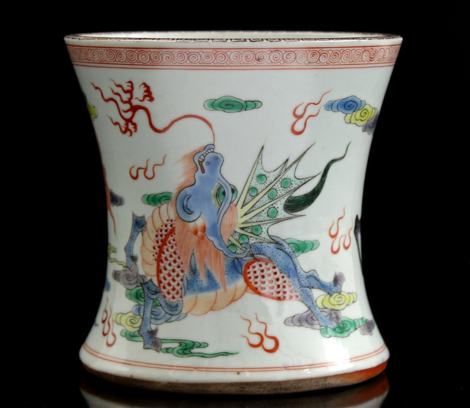 Porcelain pot with polychrome decoration of fantasy animals, China ca.1900, 15 cm high, 15 cm diamet - Bild 3 aus 3