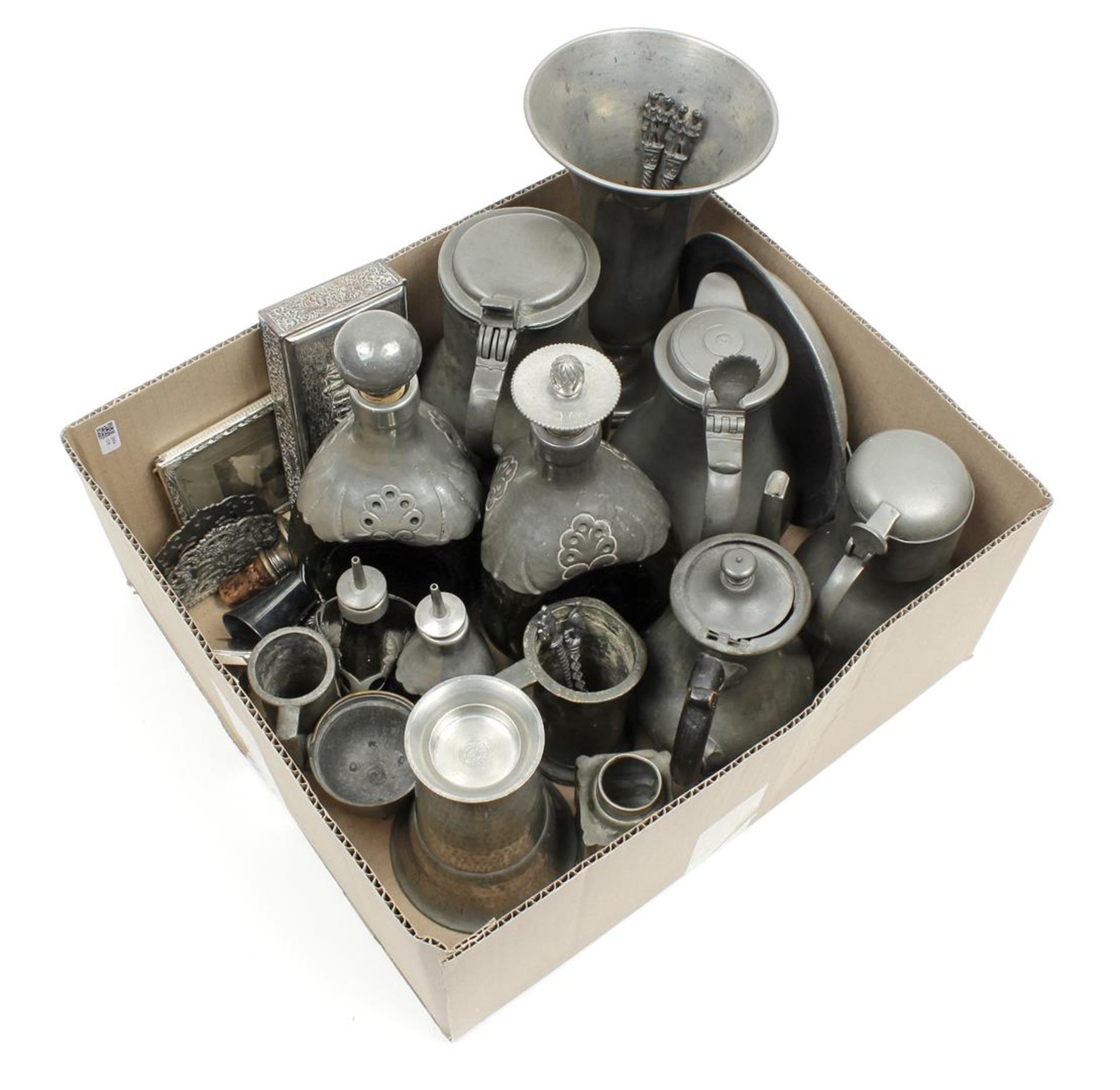 Box with glass squeeze bottles with Gero tin frame, plate, tin valve jugs, measuring jug, vases e