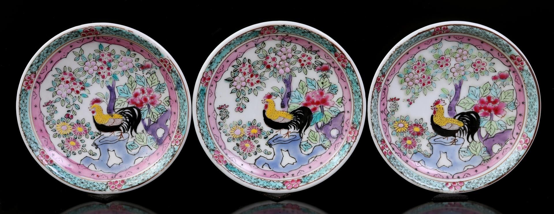 3 porcelain bowls on saucer, decor roosters in landscape, China ca.1775, bowl 3.5 cm high, 6.5 cm di - Image 2 of 3
