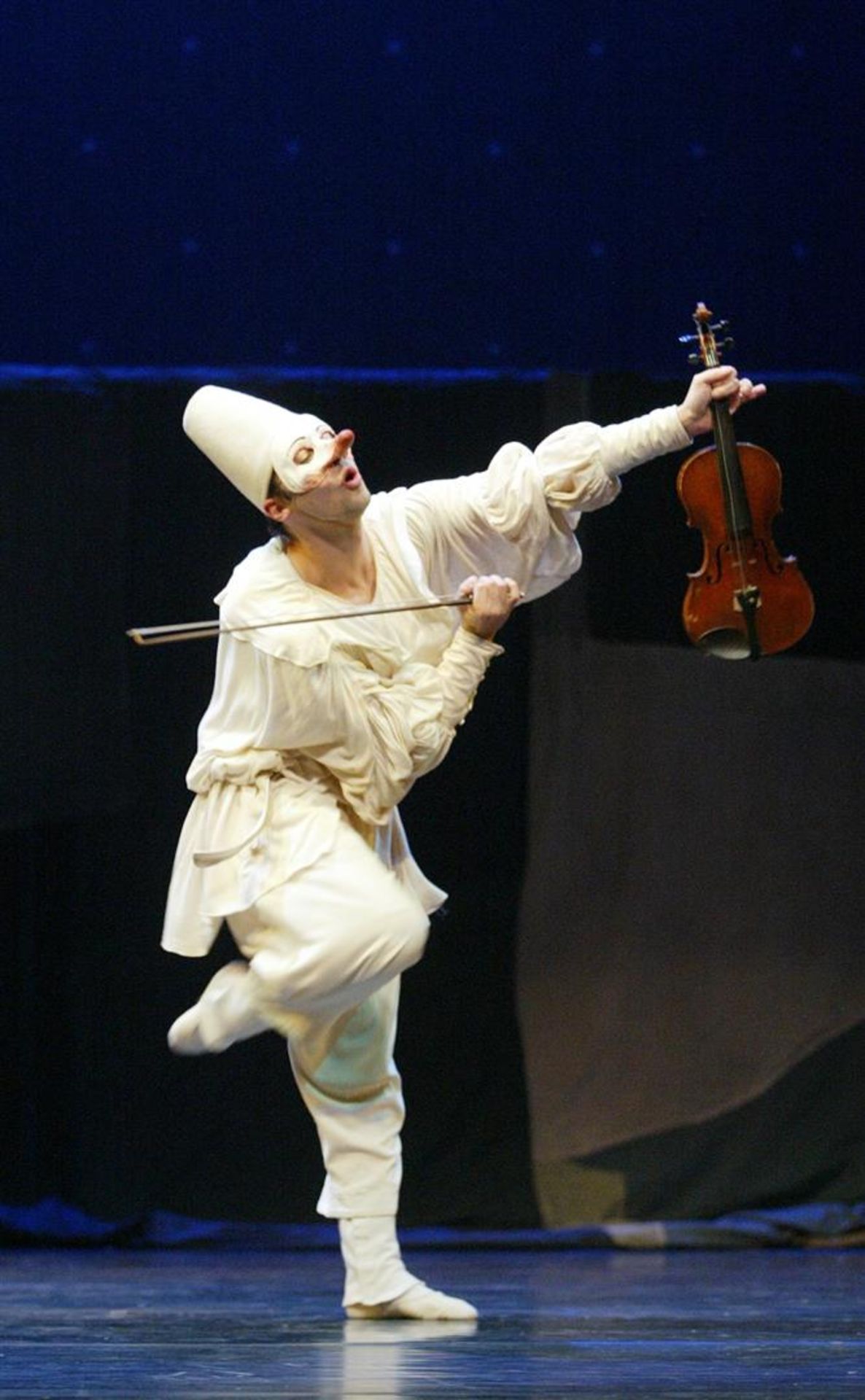 2 violins; props from the ballet Pulcinella - Bild 3 aus 4