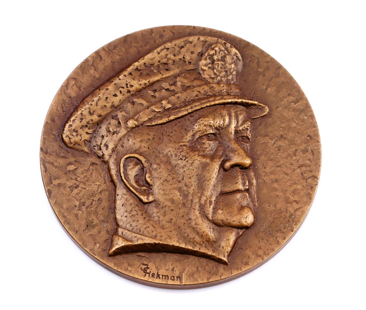 Bronze medal Lieutenant Admiral C E L Helfrich 1886-1962 by J C Hekman Begeer