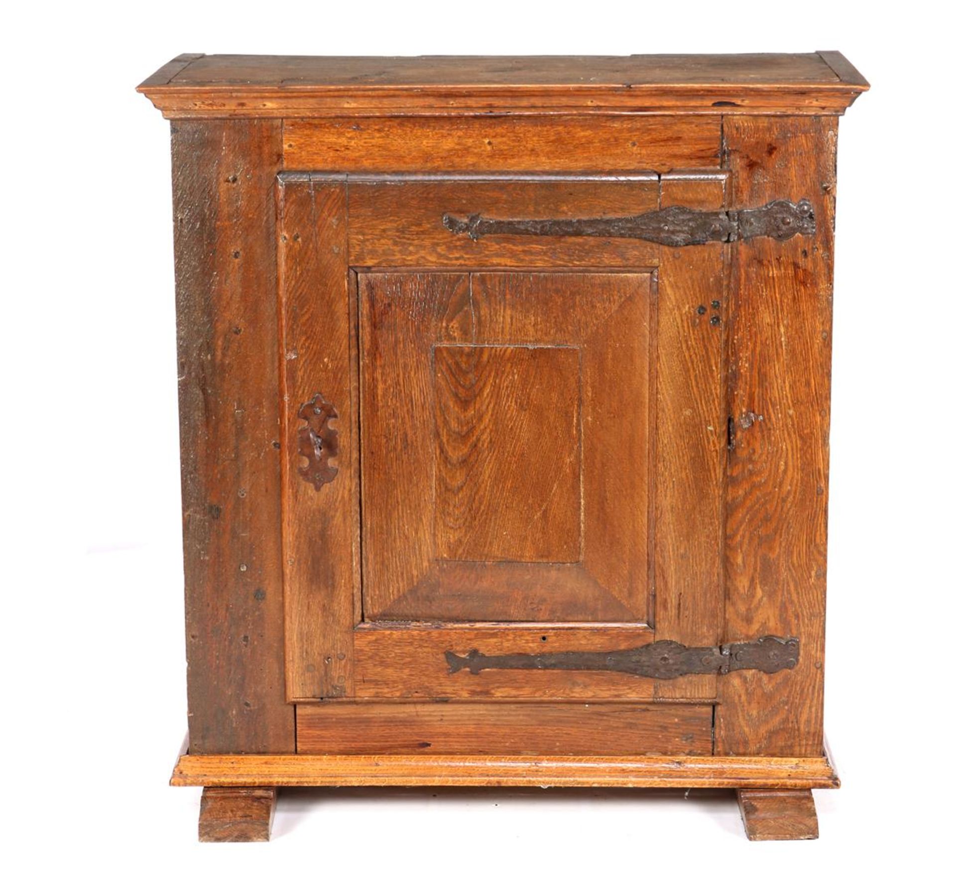 18th century oak 1-door cabinet standing on slipper legs