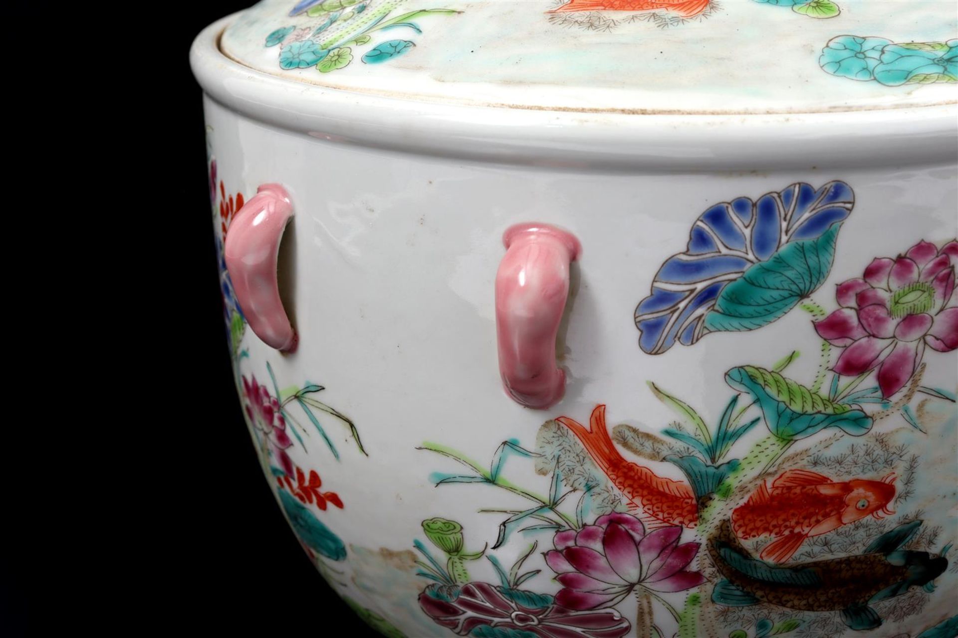 Oriental porcelain pot with lid decorated with flowers and fish, 23 cm high - Image 2 of 5