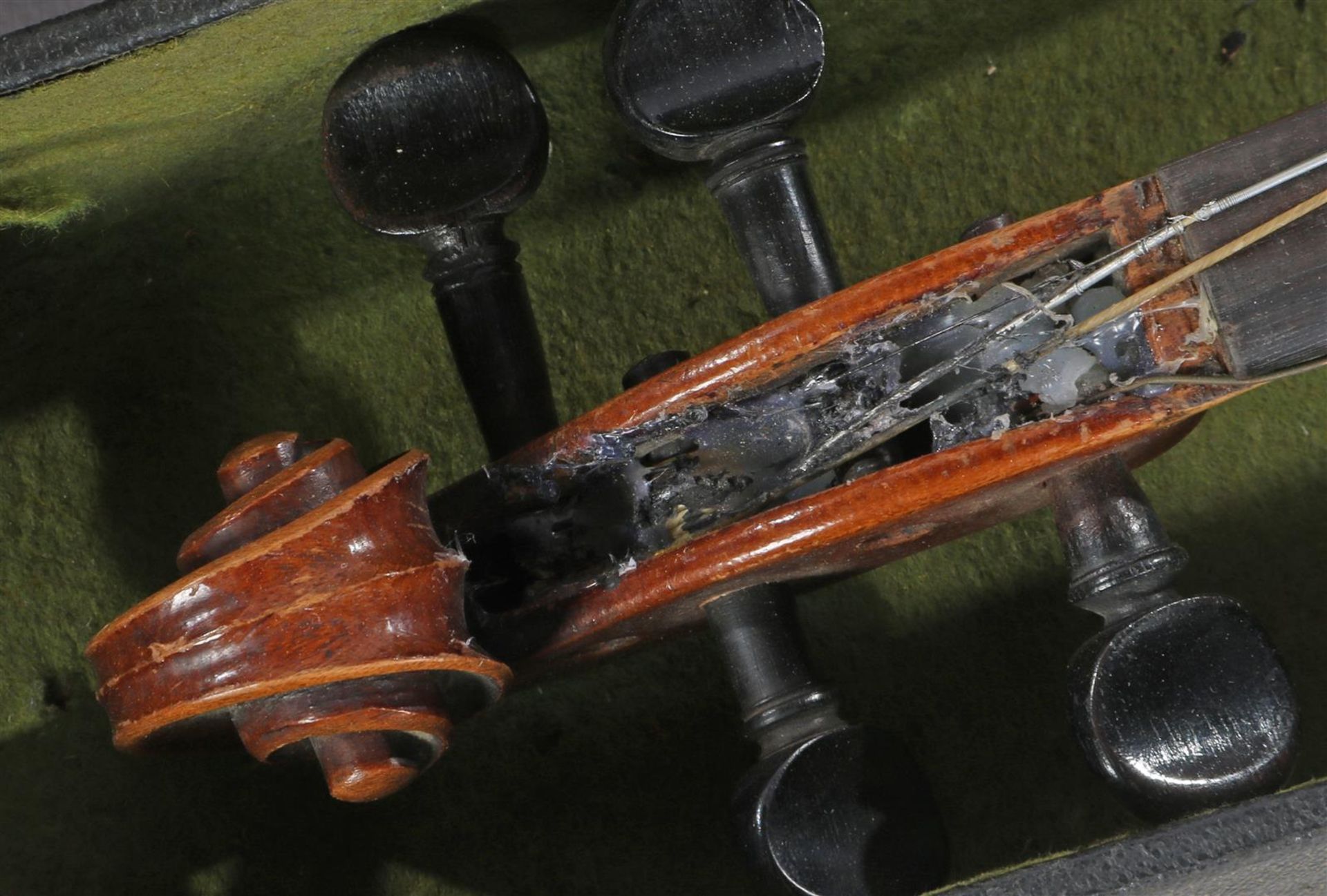 2 violins; props from the ballet Pulcinella - Bild 2 aus 4