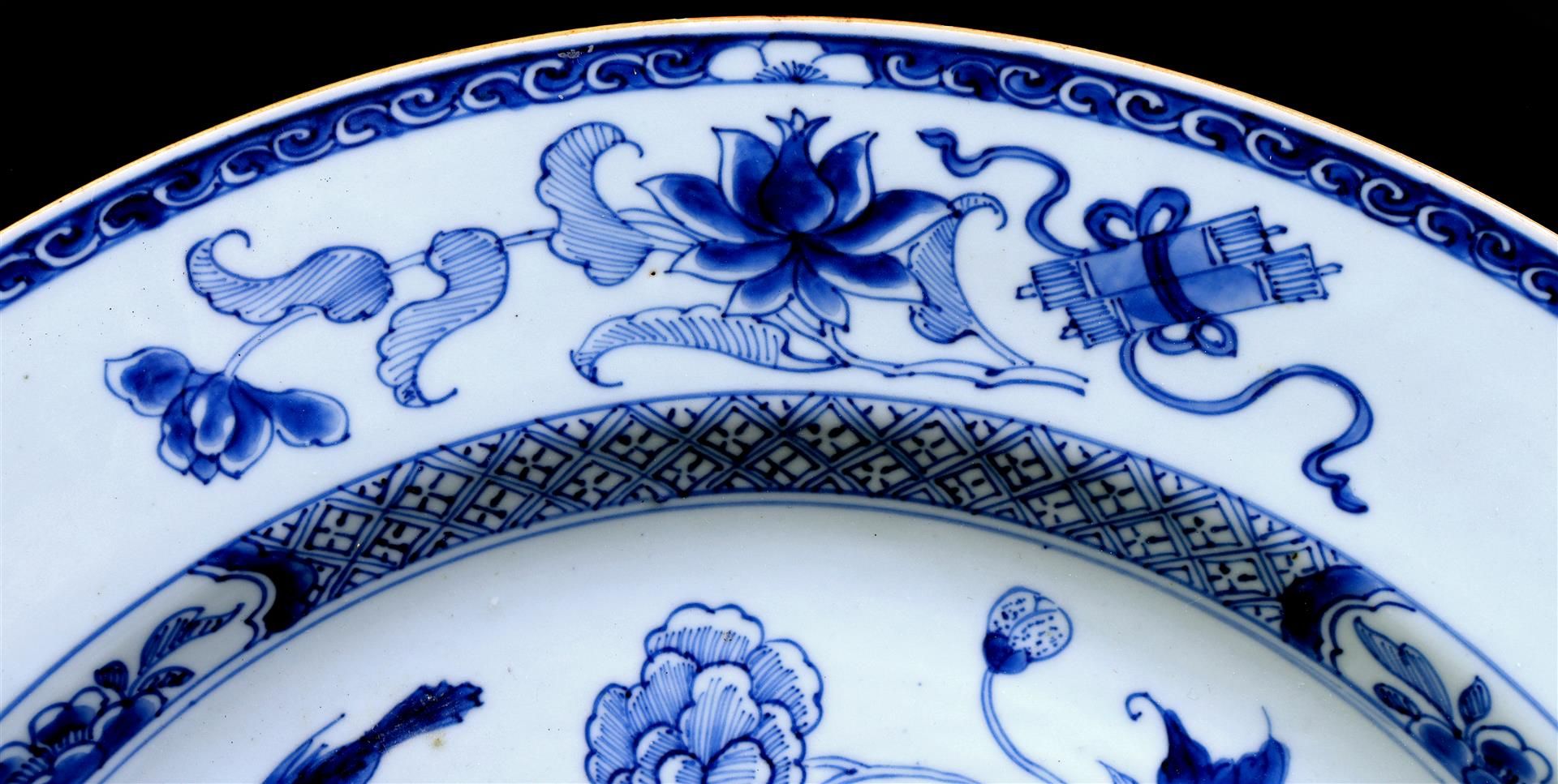 Porcelain dish with blue decoration with flowers and bird, China ca.1775, diameter 42 cm (intact) - Bild 5 aus 6