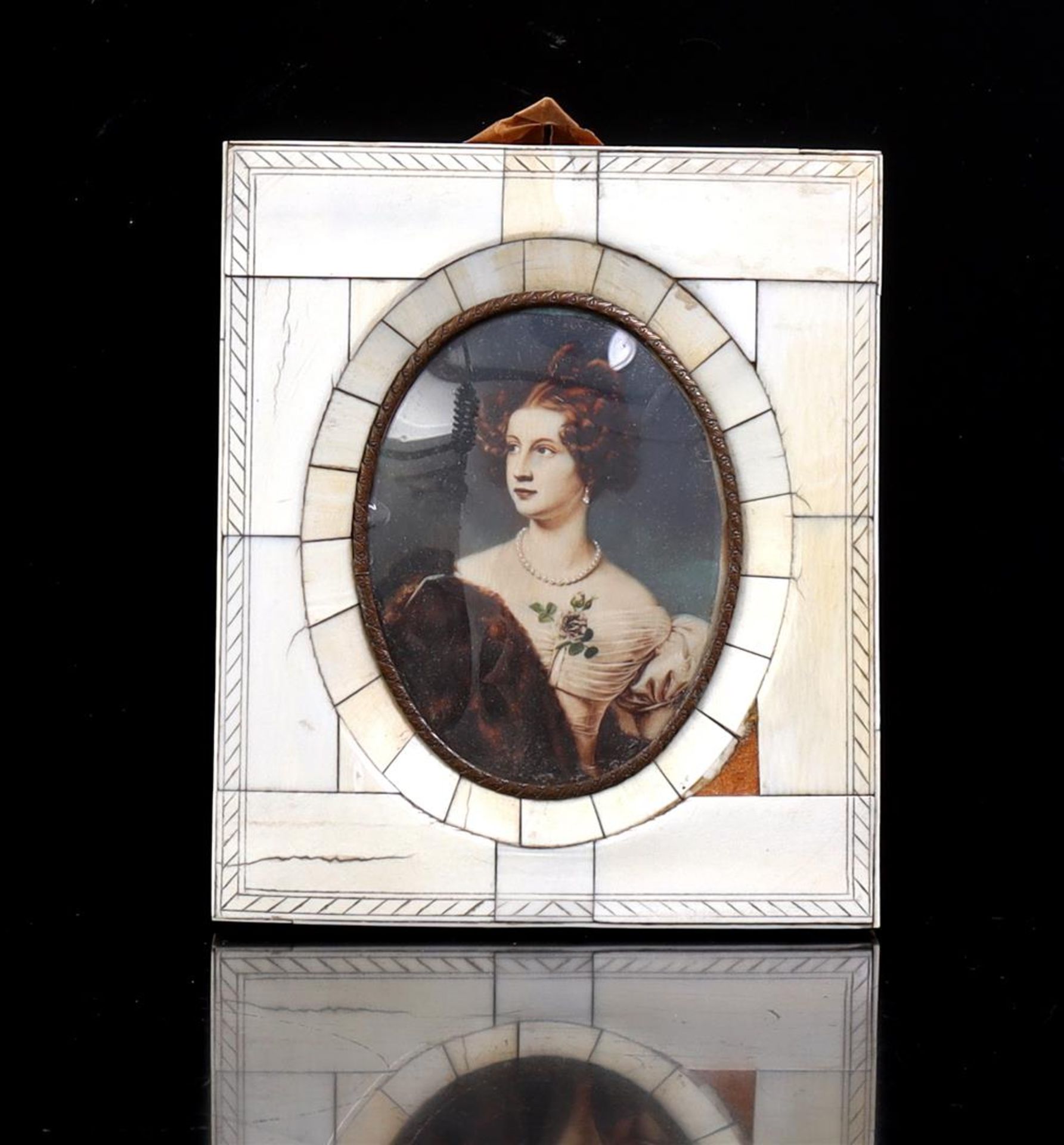 Oval portrait of a posing lady 8x6 cm, in ivory frame, around 1900, outer dimensions 13.5x11.5 cm (p