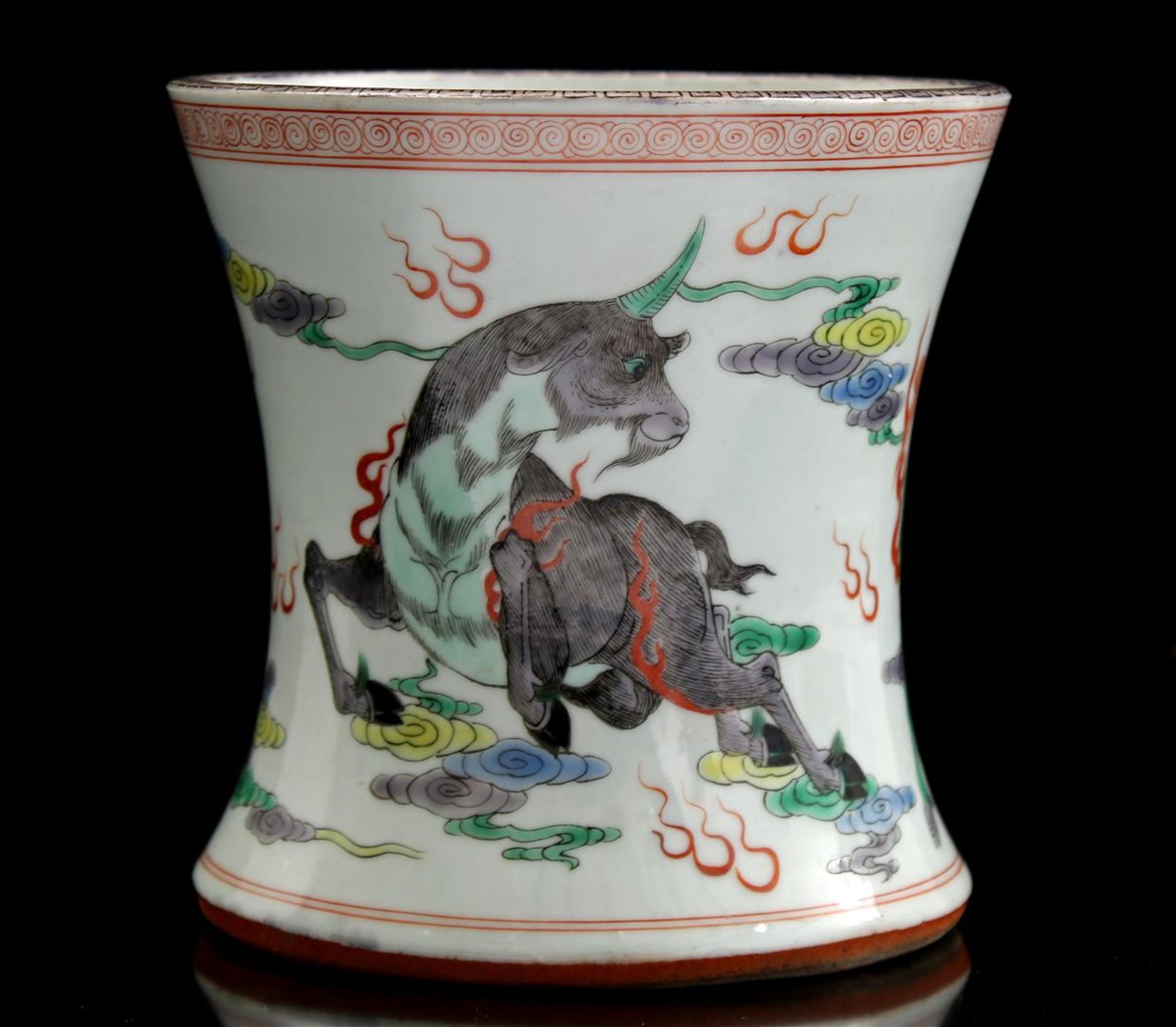 Porcelain pot with polychrome decoration of fantasy animals, China ca.1900, 15 cm high, 15 cm diamet - Bild 2 aus 3