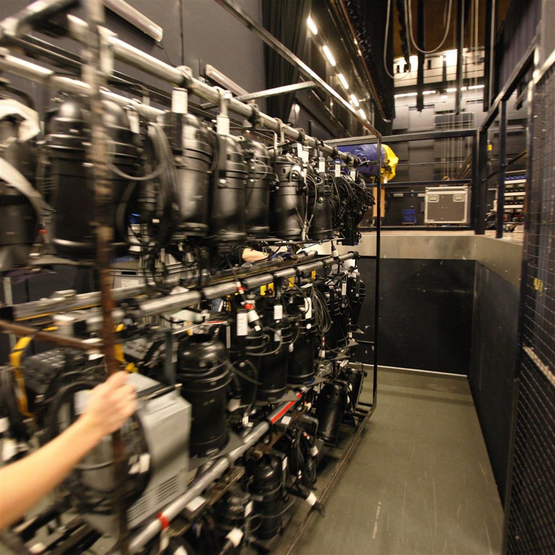 A day spent with the technicians in the theater - Image 4 of 5