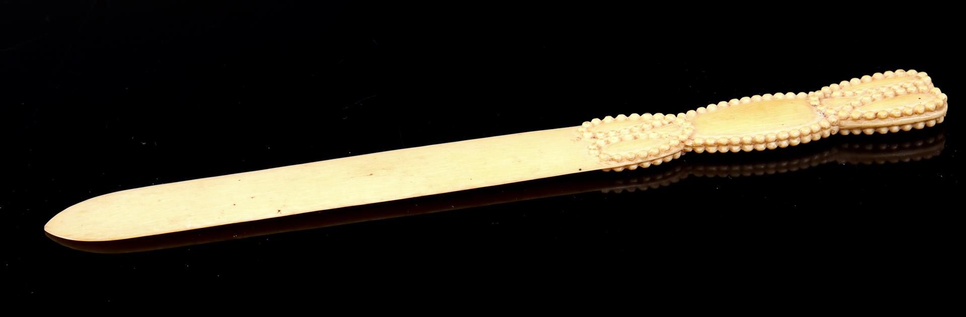 Ivory page turning spatula, page turner, Europe approx. 1890, 22.5 cm long, 30.8 grams. With certifi