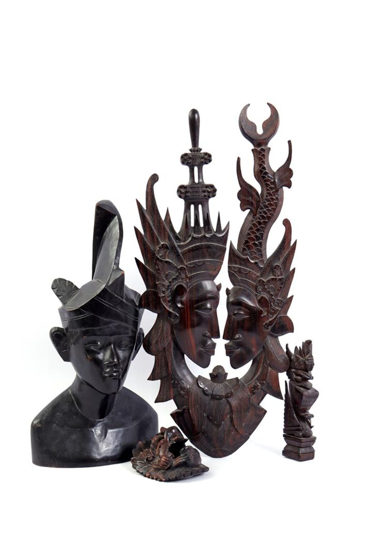 4 carvings, bust of a Javanese man, 38 cm high, wall plaque 52x25 cm, mask of temple lion and figuri