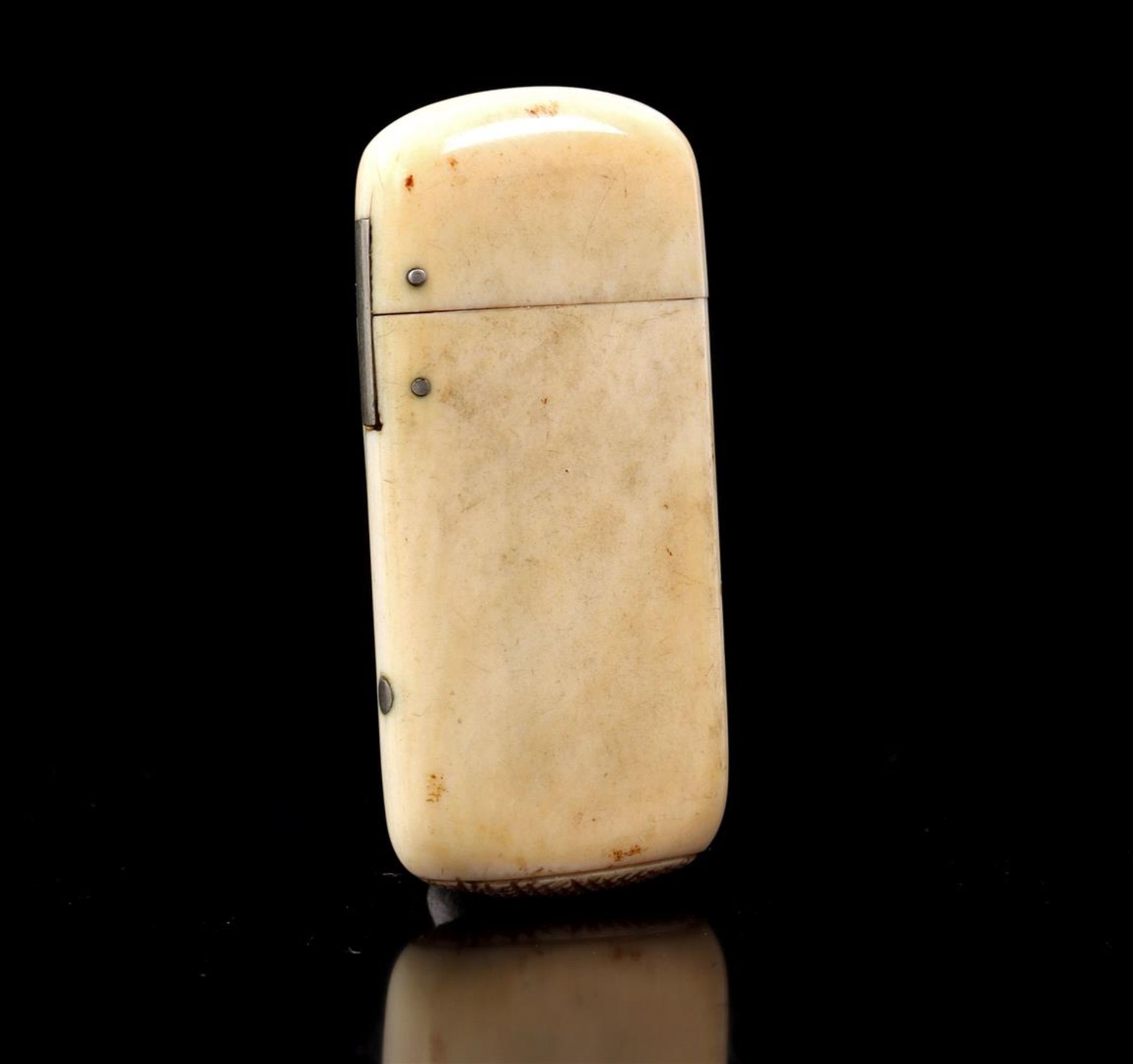 Ivory needle case, Europe approx. 1870, 5.4 x 2.5 cm, 11.9 grams. With certificate