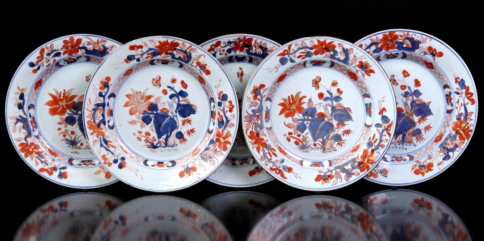 5 porcelain dishes Imari, China ca.1775, 23 cm diameter (various chips and 2 with hairline)