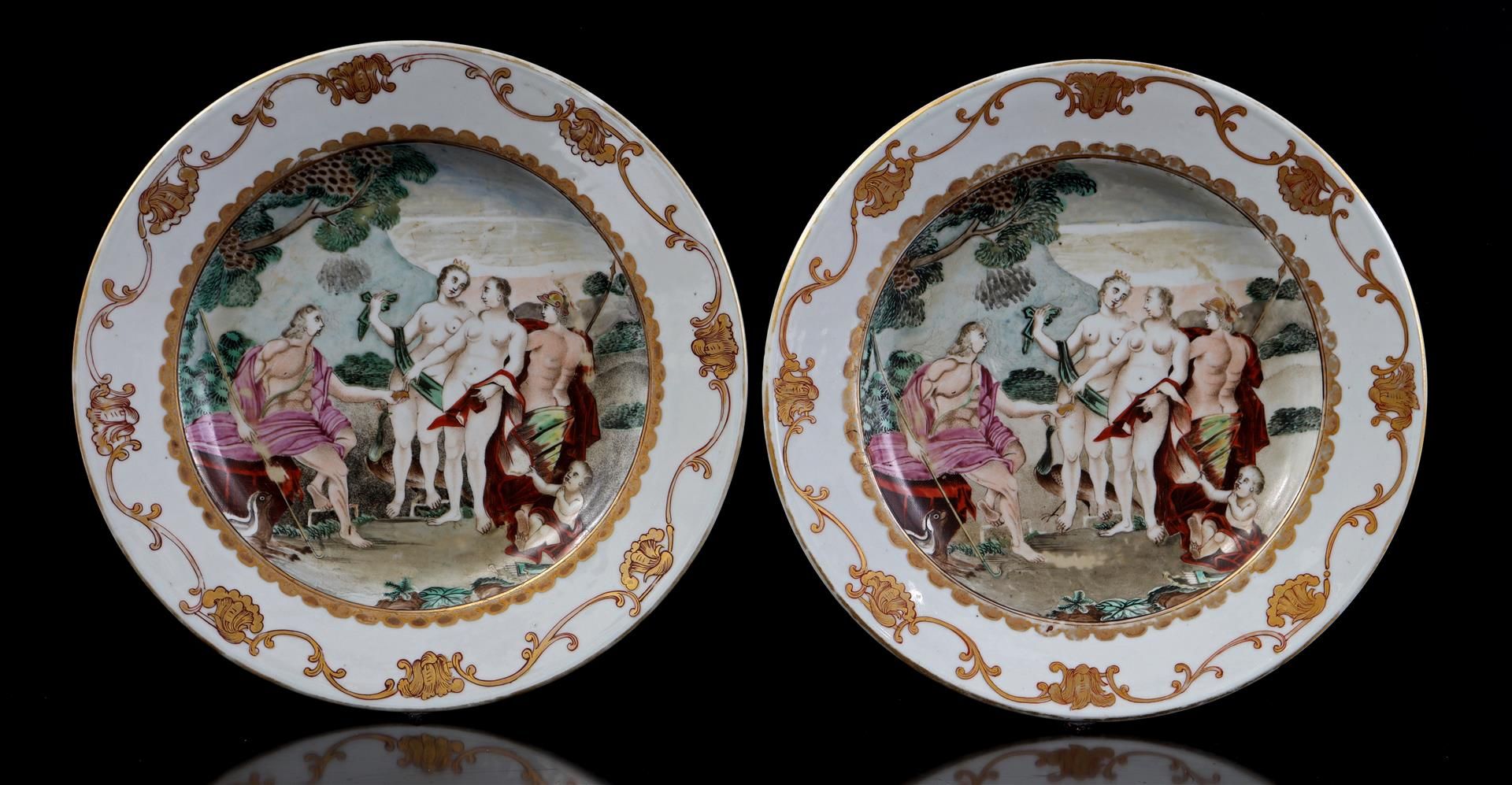 2 porcelain dishes with classic decor