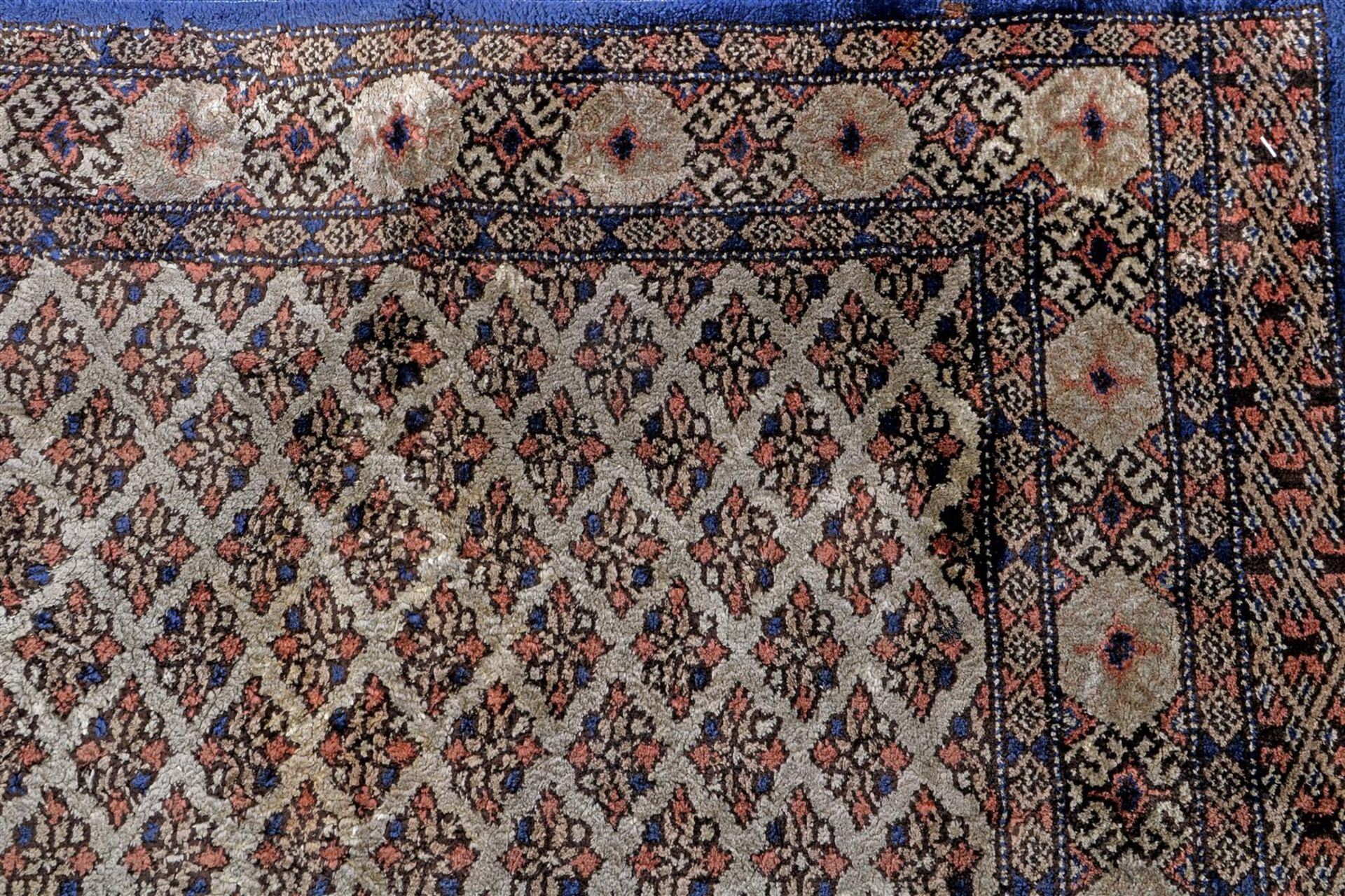 Hand-knotted wool carpet with décor - Bild 3 aus 3