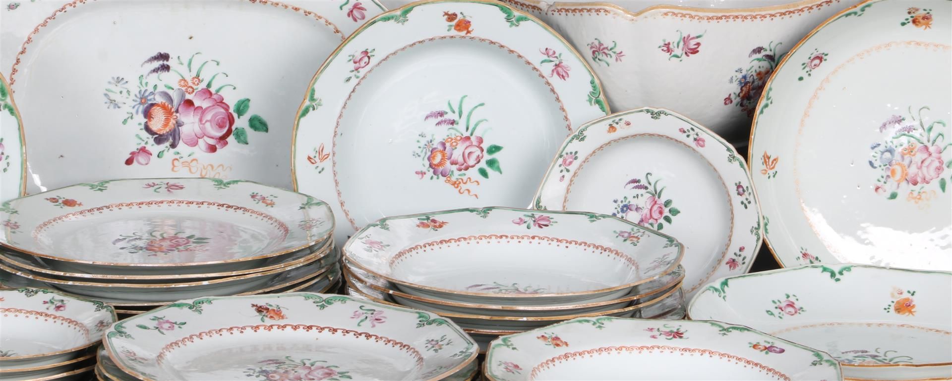 117-piece Chinese porcelain dinner set Famille Rose, Qianlong period - Image 2 of 5