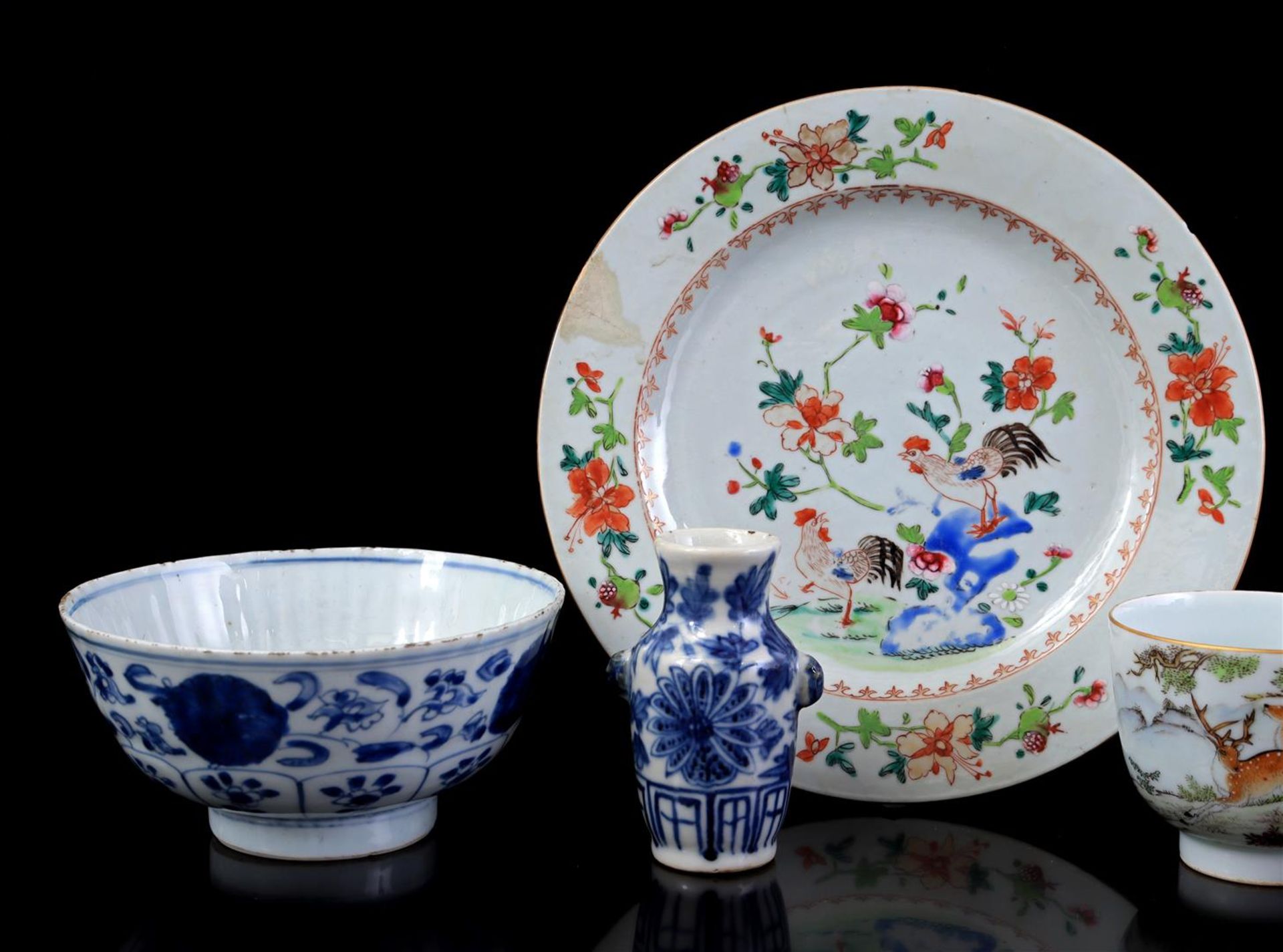 Porcelain bowl in relief with floral decor - Bild 2 aus 4