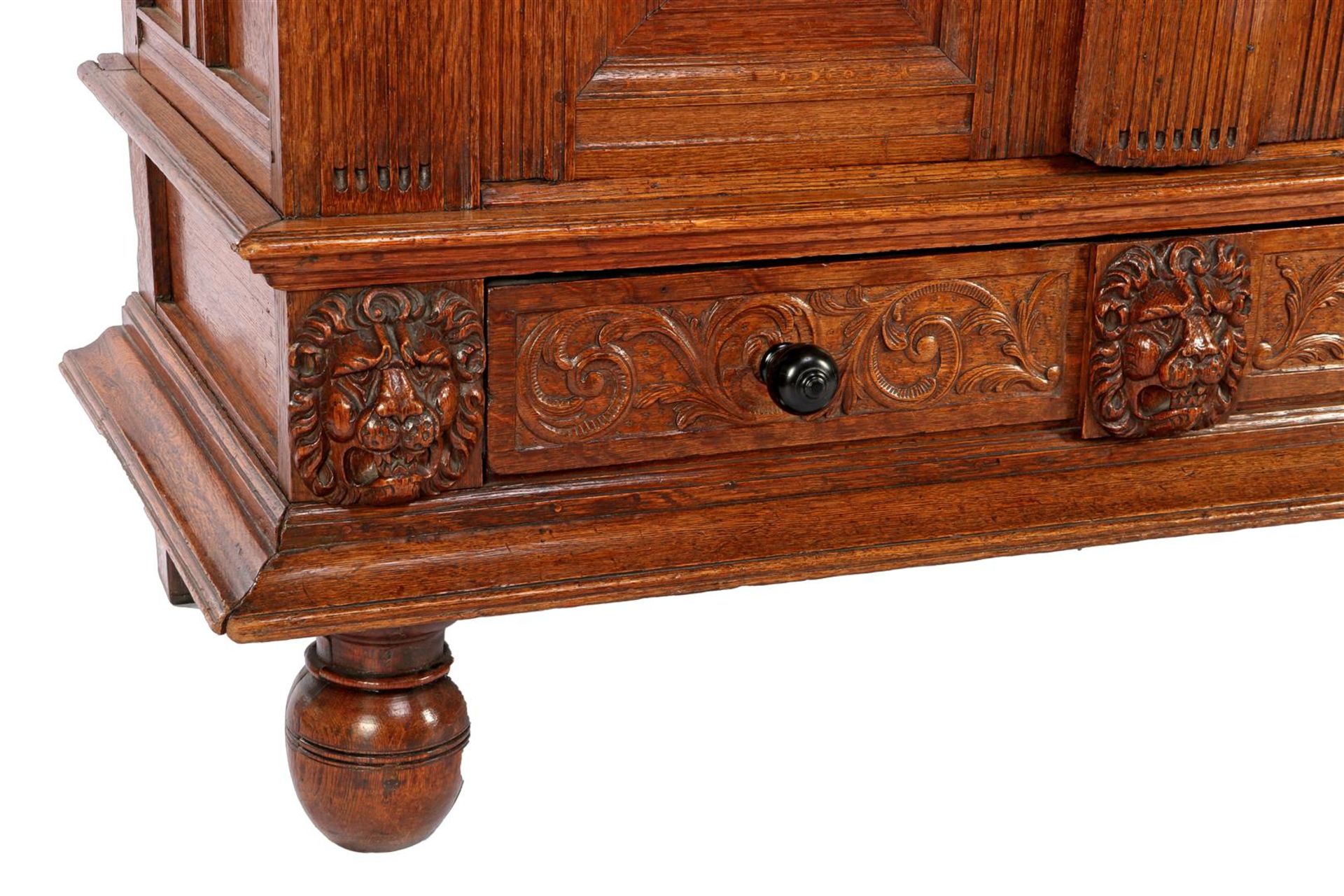 Oak Renaissance 4-door cabinet - Image 4 of 4