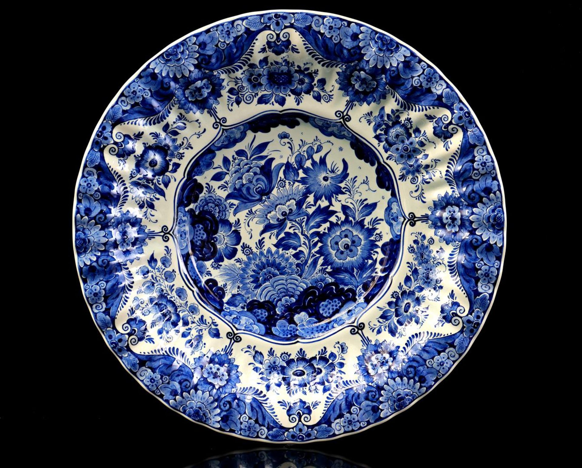 Earthenware pleated dish