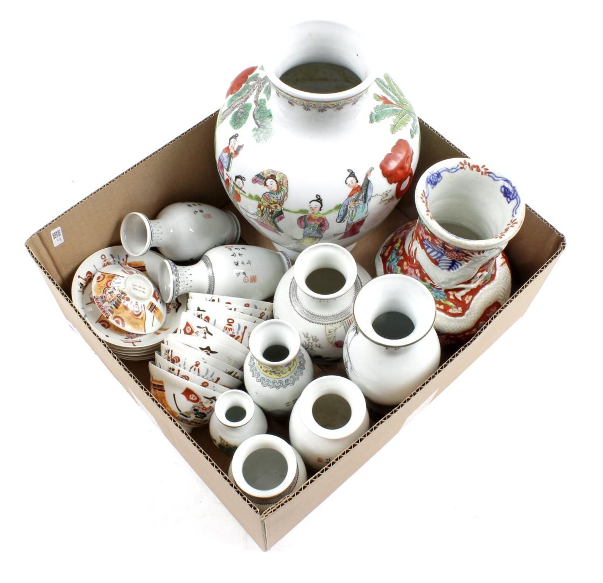 Box of Chinese and Japanese porcelain